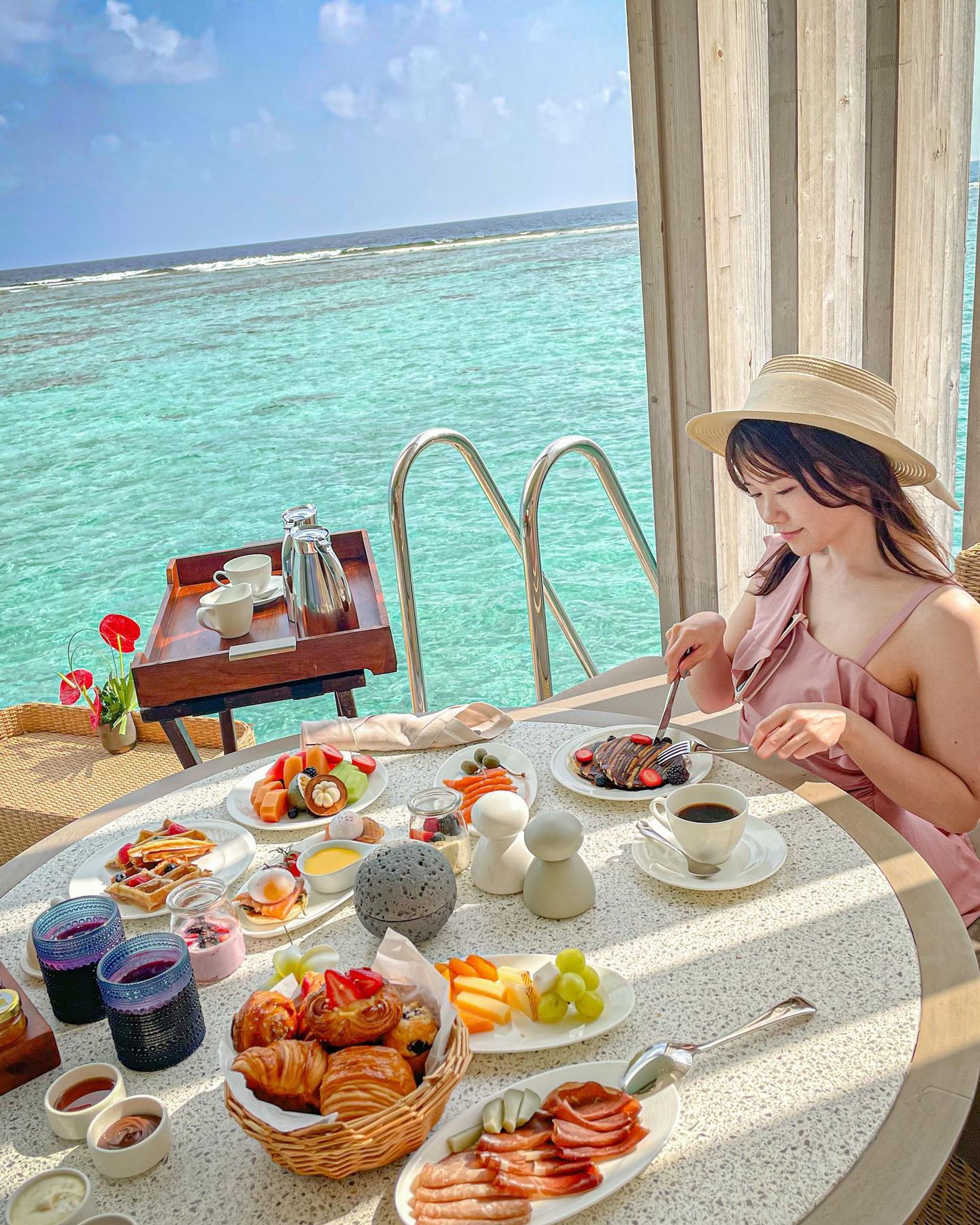 .
📍 @ritzcarltonmaldives 

\Momomi's Room Tour ⚐ﾞ/

🔖 保存すると後から見返せるよ🔖 .·

ネットとかインスタで検索しても
女子目線でおすすめポイントとか
詳しく紹介してるところがなかなか無くて💦

旅の計画に苦労したので過ごし方とか
具体的な魅力が伝わるように✍️
おすすめポイント順に
ルームツアーしていきます⚐ﾞ

◾︎No.1 Terrace

どれくらいここで過ごしたんだろう！？
ってくらいお気に入りのテラス🌴

お部屋のプールも広いけど
テラスのテーブルもこんなに広い🥯🍴

すぐ目の前はモルディブの
透き通った海！！

朝日浴びながらコーヒー飲んだり
海眺めながらおしゃべりしたり
まさに至福の時間♡♡☕️

(プールの水温がなかなか冷たくて、
フローティングブレックファストのあと
普通にテーブルで食べました😂笑)

𓐄 𓐄 𓐄 𓐄 𓐄 𓐄 𓐄 𓐄 𓐄 𓐄 𓐄 𓐄 𓐄 𓐄 𓐄 𓐄 𓐄 𓐄

今回の宿泊はクリスマスシーズンで
ターンダウン後チョコと一緒に
「 #クリスマスポンチ 」のプレゼントが🎄

何かのリキュールだと思って
とりあえずソーダで割ったんだけど
(この飲み方正解だったのかな…😂)
爽やかで海辺にぴったりの味♡
優雅な昼下がりだったなぁ🍓🥹

𓐄 𓐄 𓐄 𓐄 𓐄 𓐄 𓐄 𓐄 𓐄 𓐄 𓐄 𓐄 𓐄 𓐄 𓐄 𓐄 𓐄 𓐄

隣のヴィラとも間隔が空いてて
仕切りもちゃんとあるから
プライベート感はしっかり守られてるの✋

ハネムーンで2人っきりの
穏やかな時間を過ごすのに
ぴったりなお部屋だった🥰

𓐄 𓐄 𓐄 𓐄 𓐄 𓐄 𓐄 𓐄 𓐄 𓐄 𓐄 𓐄 𓐄 𓐄 𓐄 𓐄 𓐄 𓐄

全室プライベートプール付き👙
豪華なヴィラが魅力の #リッツカールトンモルディブ

どうやって行くの？
どれくらいお金と時間かかるの？
ってことも近いうちにまとめる予定🫶

色々未知の世界だし情報も少ないので
分かりやすくしたいと思います🥰

𓐄 𓐄 𓐄 𓐄 𓐄 𓐄 𓐄 𓐄 𓐄 𓐄 𓐄 𓐄 𓐄 𓐄 𓐄 𓐄 𓐄 𓐄

他の投稿でもモルディブについて
発信してるよ✍️♡♡
チェックしてみてね🏷𓈒𓏸︎︎︎︎

モルディブ情報は☞ #momomi_maldives

𓐄 𓐄 𓐄 𓐄 𓐄 𓐄 𓐄 𓐄 𓐄 𓐄 𓐄 𓐄 𓐄 𓐄 𓐄 𓐄 𓐄 𓐄
@ritzcarltonmaldives 

📍 マーレ国際空港からボートで1時間🚢
🔖記念日や特別なご褒美ステイに
🔖24時間バトラーサービス付き

𓐄 𓐄 𓐄 𓐄 𓐄 𓐄 𓐄 𓐄 𓐄 𓐄 𓐄 𓐄 𓐄 𓐄 𓐄 𓐄 𓐄 𓐄

おしゃれ旅とグルメ大好き
絶景マニアOLのアカウント⚐ﾞ

・おすすめのお洒落ホテル
・大人かわいい女子旅スポット
・絶景リゾート×グルメ
について毎日発信中📍

ホテル、カフェ、観光局、自治体の皆様📷´-
旅を一緒に盛り上げるお手伝いを
ぜひさせていただけませんか？✈️

動画制作、Twitterやブログも運営しておりますので
お気軽にDMへご相談ください📮♡︎

To Hotels, Cafes, Tourist Offices.
Please let me help you liven up trips together!
Please DM for work requests💌  ̖́-‬
‬
𓐄 𓐄 𓐄 𓐄 𓐄 𓐄 𓐄 𓐄 𓐄 𓐄 𓐄 𓐄 𓐄 𓐄 𓐄 𓐄 𓐄 𓐄

#モルディブハネムーン #モルディブ旅行 #ハネムーンレポ #ご褒美ステイ #リッツカールトンモルディブ #水上ヴィラ #モルディブ新婚旅行 #ハネムーン #ハネムーン準備 #テラス #新婚旅行レポ #夫婦旅行 #モルディブ #水上コテージ #海外旅行 #maldivesislands #maldivestrip #beautifuldestinations #honeymoon #honeymoontrip #rcmemories #theritzcarlton #maldiveshoneymoon #몰디브 #신혼여행-1