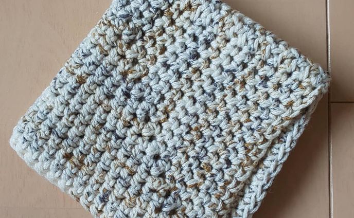 しれっと投稿再挑戦。(どうやら長めに下書き状態にした記事は投稿失敗する模様です)

シンプルな#こま編み スクエアでハンカチを、と編んでみたんですが、見事な斜行になりましたー。アイロンかけても手裏剣感が拭えません。

左手のテンションがまだ安定させられない上にかぎ針を指定より２つも上げたのが良くなかったのかな～と反省会。

上手くなりたいですねぇ。もう少し小さいモチーフサイズで練習を重ねようかと思います。

■YouTube参考動画
→LiLinana*様

■仕上がり詳細
→Sprincle 色番３×１玉
→かぎ針８号
→寸法約18.5×19cm

#手作り部 #手芸 #編み物 #かぎ針編み #こま編み #手作りハンカチ #手編みハンカチ #スプリンクル #綿 #lilinana作品 #毛糸のピエロ #ハンドメイド