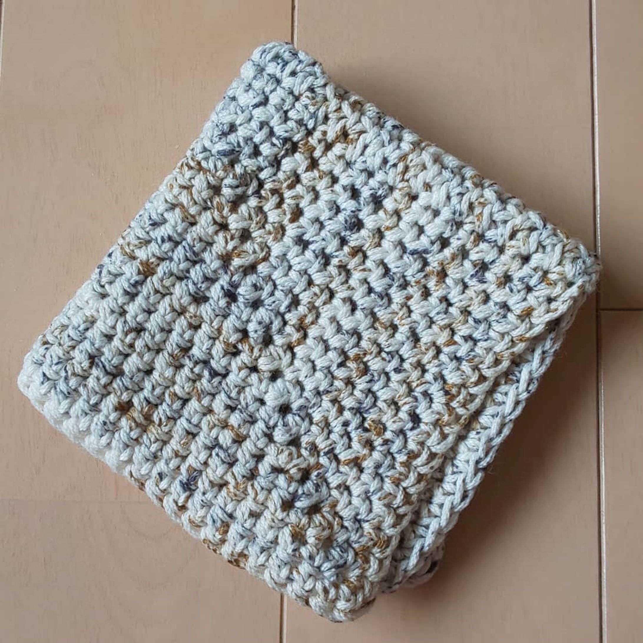 しれっと投稿再挑戦。(どうやら長めに下書き状態にした記事は投稿失敗する模様です)

シンプルな#こま編み スクエアでハンカチを、と編んでみたんですが、見事な斜行になりましたー。アイロンかけても手裏剣感が拭えません。

左手のテンションがまだ安定させられない上にかぎ針を指定より２つも上げたのが良くなかったのかな～と反省会。

上手くなりたいですねぇ。もう少し小さいモチーフサイズで練習を重ねようかと思います。

■YouTube参考動画
→LiLinana*様

■仕上がり詳細
→Sprincle 色番３×１玉
→かぎ針８号
→寸法約18.5×19cm

#手作り部 #手芸 #編み物 #かぎ針編み #こま編み #手作りハンカチ #手編みハンカチ #スプリンクル #綿 #lilinana作品 #毛糸のピエロ #ハンドメイド-1