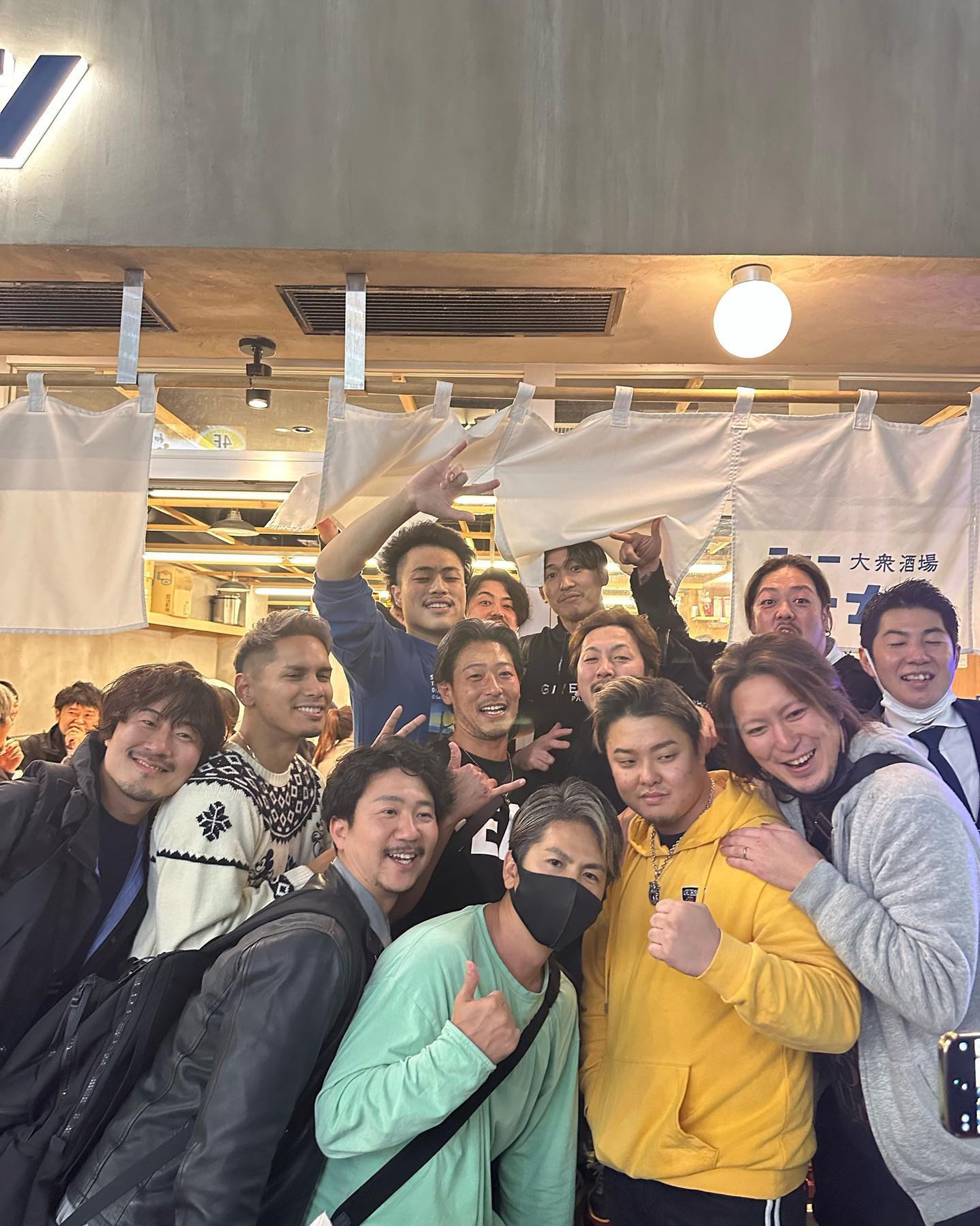 【ミツイオーナーズクラブ一期生・二期生合同ミーティング】

今年から始まったCHAINON坂口社長の勉強会を起点とした経営者のコミュニティが「ミツイオーナーズクラブ」✍️

テーマは「美容室経営者から経営者へ」。

最初はこのテーマの意味すら理解していなかった自分😵😵

勉強会、懇親会、受講者の方々とのアポイントを通じて、新たな価値観に触れて衝撃を受けました⚡️

それは今まで自分がやってきたこと、信じてきたことの否定でもあります😱

しかし自分を否定したことから、これまでの自分の価値観をリセットして改めて1から学び直そうという気持ちになりまし🎓🔥

この勉強会、コミュニティによる経営者の方々との出会いは自分のこれからのキャリアの転換点になりました🙌

激戦の関東エリアで真摯に経営に向き合い、熱くて面白くて勉強熱心な経営者の方々に出会うことができて本当に良かったです🙏✨

自分自身、皆様に還元できるように成長していきます🔥🔥-1
