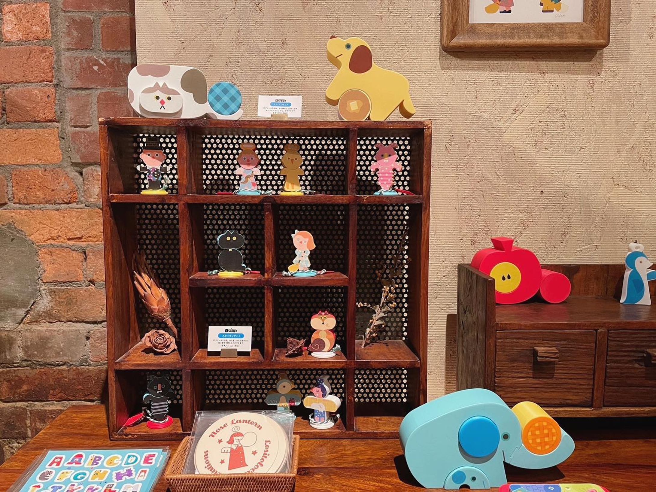 ＼お知らせ／
泉南のカフェ・イベントスペースrojicaさん( @rojica.cafe )でロシトロカの作品やグッズを取り扱っていただくことになりました！🐺🐏
作品と合わせてポストカードやステッカー、おもちゃの人形、キーホルダー、パズル等これまで制作してきたアイテムを素敵にディスプレイしていただいています☺️✨カフェやイベントでrojicaさんにお越しの際はぜひロシトロカのイラストも一緒にお楽しみいただけると嬉しいです。

We are pleased to announce that we will be selling L ositoloca's works and goods at cafe/event space rojica ( @rojica.cafe )!

Various items such as postcards, stickers, toy dolls, key chains, puzzles, etc. are beautifully displayed along with the artworks. We hope you enjoy our illustrations.✨

.
.
#ロシトロカ #lositoloca
#goods #item #rojica #lositolocadwarf #泉南 #sennan #illustration 
#playfulillustration-1