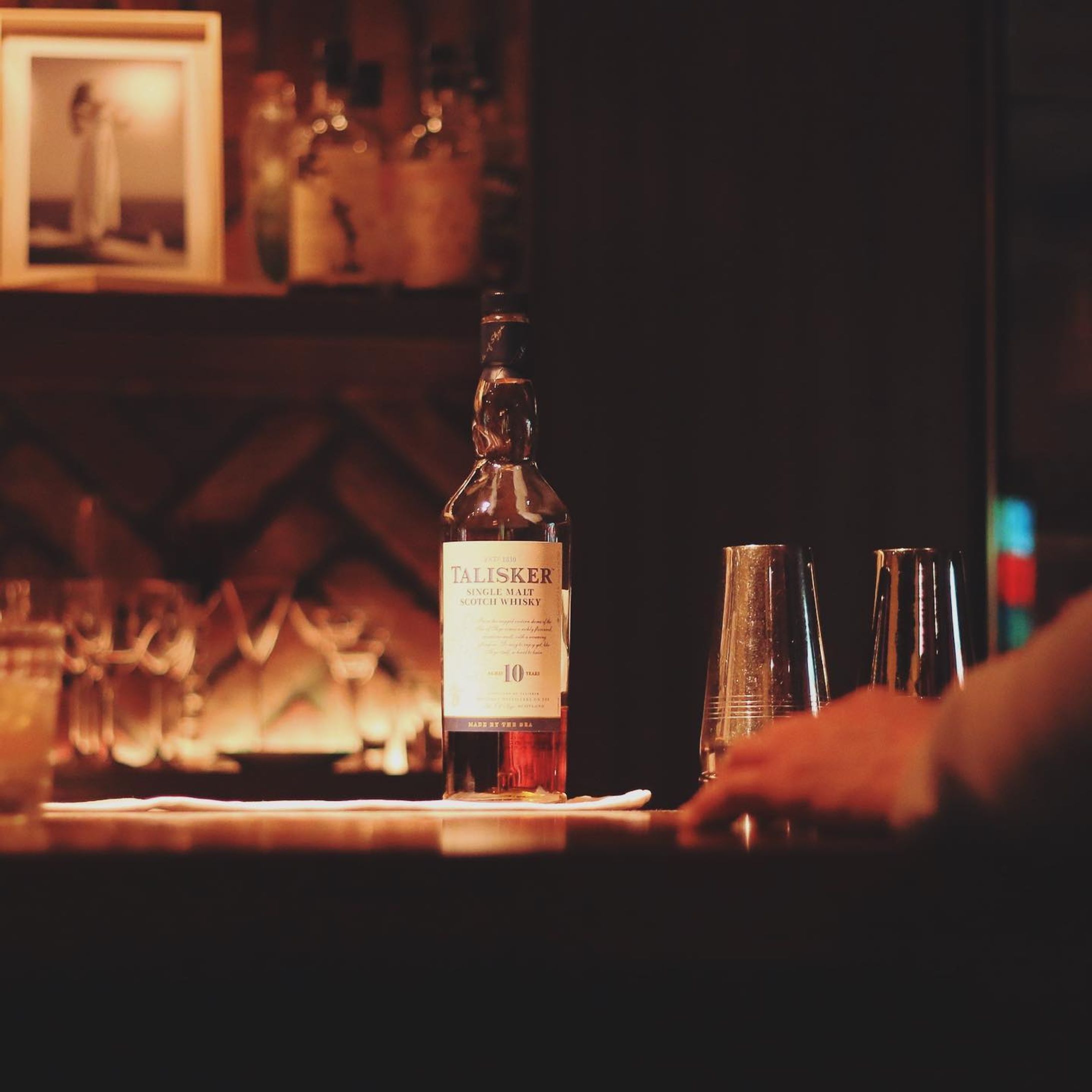 ジュビリーの旧店舗で撮影
新店舗に行ってみたいと思いつつ時が過ぎて行く

#barjubilee #ジュビリー #お酒 #バーカウンター #ファインダー越しの私の世界 #酒瓶 #東京 #西麻布#bar #instagramjapan-1