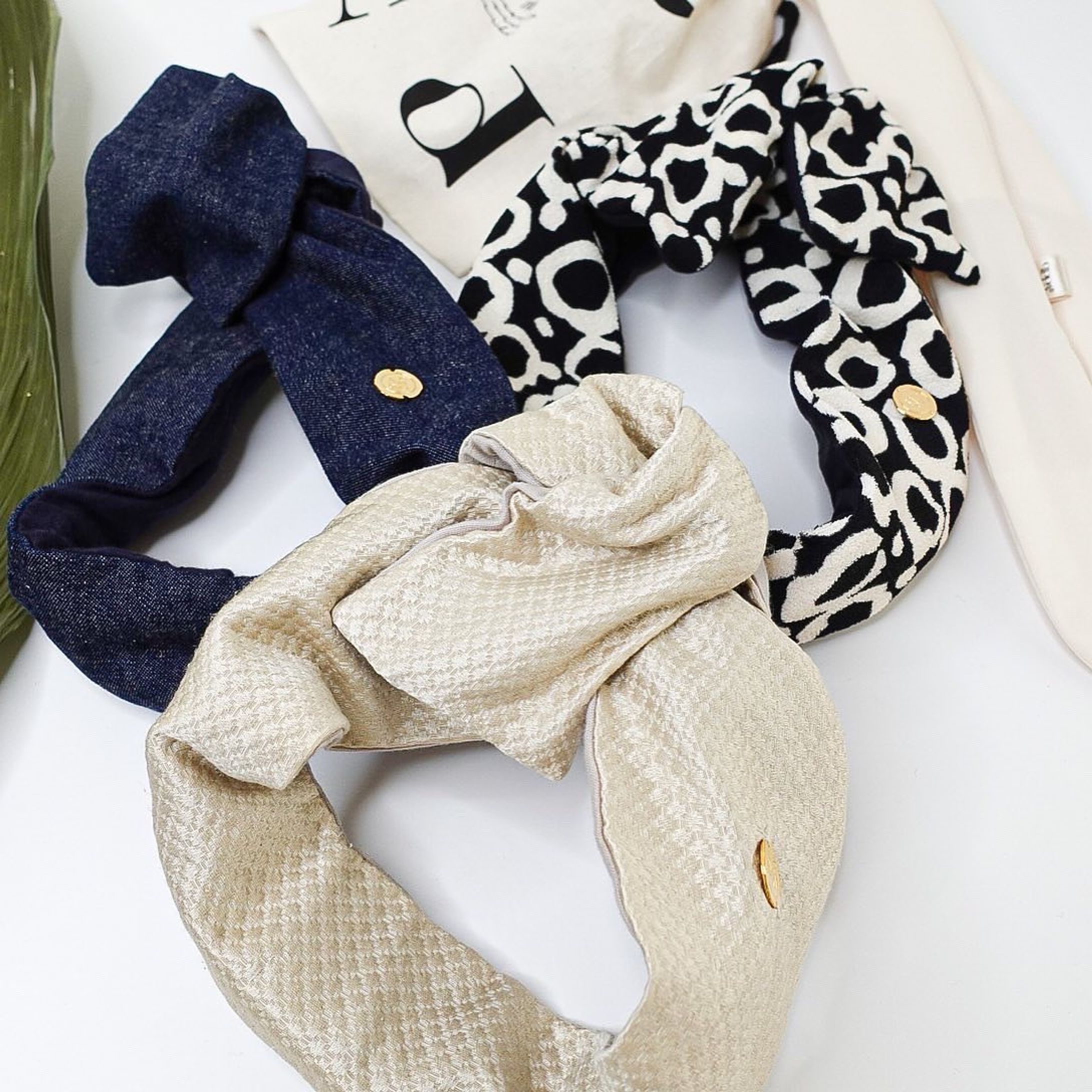 ◼︎QPPA®︎ベース付3枚セット◼︎

お好きなカバーの中から3枚お選びいただけるセット。

キレイめからカジュアルまで使える組み合わせがおすすめです🤍

◼︎ベース付3枚セット
12980yen〜

〰️ターバンのご購入は〰️
✔︎以下のInstagramプロフィールリンク
@qppa.ii
@ii_mnm_lp

▶︎Creema 🔎QPPAで出てきます
▶︎minne 🔎QPPAで出てきます
💌ご購入方法が分からない場合はDMにてお尋ね下さい♡

.
.
.
.
#キュッパ #着せ替えターバン#エスニック #着せ替えターバン #日本製 #madeinjapan  #ターバンアレンジ #ターバン #ターバンヘア #ターバンコーデ #ヘアアレンジ #ヘアアクセサリー #ヘアアクセ #ヘアバンド#海 #湘南スタイル #茅ヶ崎市 #茅ヶ崎 #ヘアケアグッズ #時短ヘアアレンジ #ワイヤーターバン-1