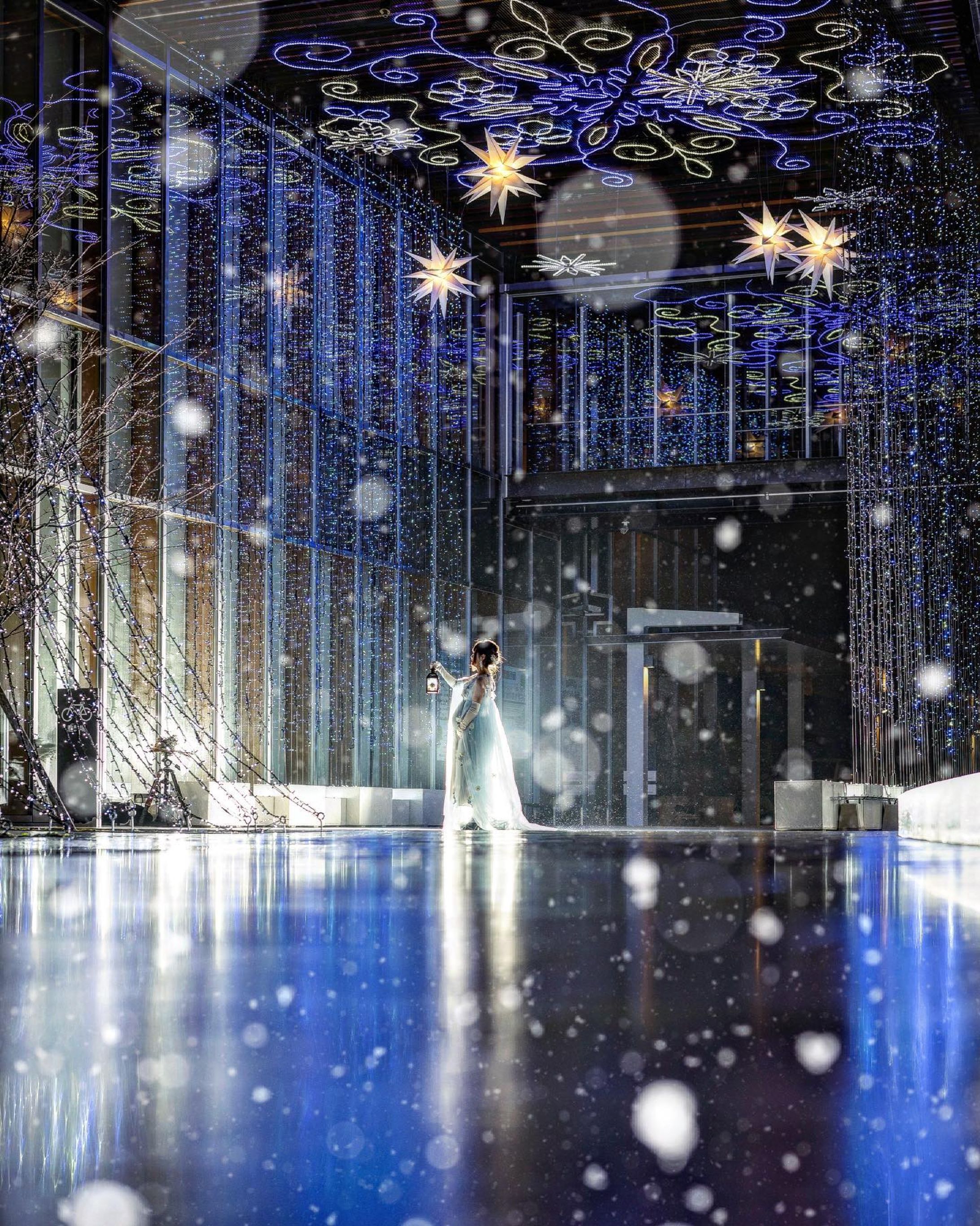 ひだしんブルーイルミ🧊
＊
今年もブルーを基調とした美しいイルミネーションで飾られた飛騨信用組合本店前広場✨
今年はツリーは無かったのですが、それでも美しい景色でした😍
＊
濡れた地面が氷のように、鏡のように、煌めいて、まるでアナ雪の世界にいるようでした🥹✨🧊
＊
イルミネーション開催期間は1月31日まで✨
まだご覧になってない方は是非みに行ってみて下さいね！🥰
＊
こちらはマタニティフォト📸
この場所で撮りたいとずっと思っていましたが、念願が叶いました✨🥰
寒い中、みなさんありがとうございました☺️
＊
Photo @hakuchuu1882 
人間ストロボ @kenji___10 
Special thanks @koikoooooi 
@ryo7rfc1 @hello__ayaffy 
＊
撮影日時 2023.1.
撮影場所 ひだしん本店前広場
＊
❀❁❄︎❀❁❄︎❀❁❄︎❀❁❀❁❄︎❀❁❄︎❀❁❄︎❀❁❄︎❀❁❄︎

⛰岐阜県観光公式サイト🚃
『岐阜の旅ガイド』
@visit.gifupref にて
地元レポーター あすみん として
記事を書いております✍️

岐阜県内の素敵な場所やイベント、
人や物など、魅力的な情報を発信してまいります。
新しくできたお店や、素敵な場所の情報など、
皆さんのお気に入りを是非教えてください！🥰

岐阜の旅ガイド
『地元レポーター発！旅のコラム』はこちら↓
https://www.kankou-gifu.jp/blog/index_1____154.html 

プロフィールのURLから記事へ飛べます♪
@asumisenoue 

是非、ご覧ください♪☺️

❀❁❄︎❀❁❄︎❀❁❄︎❀❁❀❁❄︎❀❁❄︎❀❁❄︎❀❁❄︎❀❁❄︎
＊
 #飛騨の景色を届けたい #飛騨のたばる箱 #gifuebooks #gifuphoto #photo_travelers #マタニティフォト #_photo_drive_ #岐阜県インスタ部 #bestjapanpics #photo_shorttrip #tokyocameraclub #広がり同盟  #visitjapanjp #japan_bestpic_ #visit_tokai #pixlib_jp #lovers_nippon #ひだジェニック #japantravelgallery #portraitphotography #東京カメラ部 #portrait #jalan_travel  #hidatrip  #raytrek_uniquetome #ritrip_nippon #special_spot_ #ぎふの旅 #飛騨の絶景 #イルミネーション-1