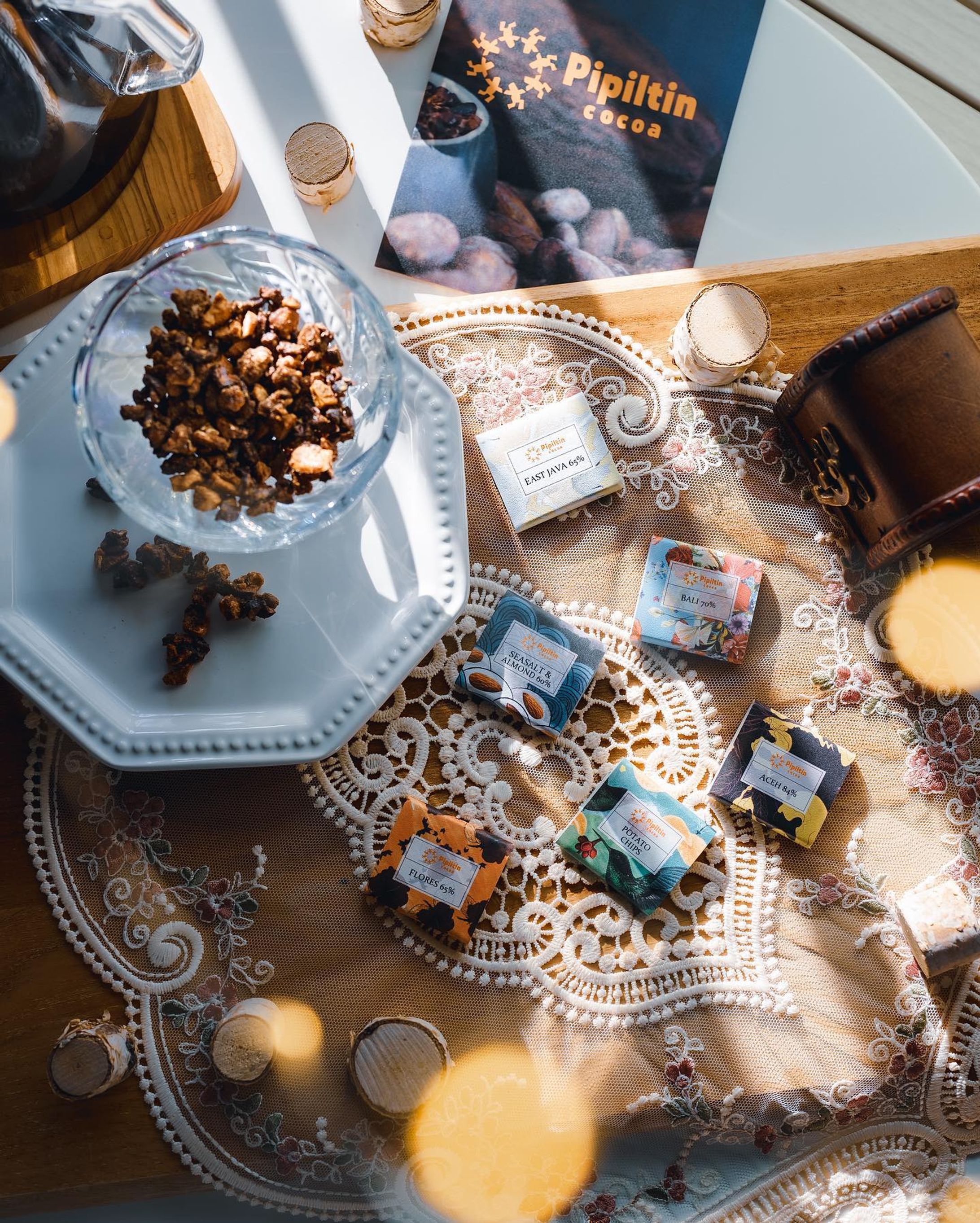 旅するように楽しめちゃう。

インドネシア人姉弟がてがける
『Pipiltin Cocoa ピピルティンココア』
の５つの地域別のチョコレートとカラメルがけニブカシューが美味しかった・・・！

農家さんとの直接取引により、農家さんの生活水準を守りながら質の良いカカオを適正価格で仕入れるところにまでこだわっているピピルティンココアさん。

まさにフェアトレードでエシカルで、ヒストリーからのめり込んじゃう素敵さのあるチョコレートメーカーさんです。

いわずもがな、チョコレートほんっとに美味しい。

取り扱っている五つのカカオ産地ごとのチョコレートを楽しめるセットなんだけど、それぞれに風合いが違って

まさに嗜好品。

じっくり味わうとこんなにも違いが見えてくるんだって驚きました。
ワインやコーヒーみたいにカカオを楽しめるなんて、
すごくすごく素敵な時間🥰

あと何より私が美味しすぎて感動したのが
カラメルがけのニブカシュー！！
カカオ豆をローストして砕いたカカオニブを、
カシューナッツと一緒にキャラメリゼしたものなんだけど

なんぞこれうんま！！！！

私、カカオニブって
苦み？渋み？のあるものっていうイメージで
そのまま楽しむってことがなかったんだけど

これほんっっとおいしい・・

そのまま食べてもマジでペロリなんだけど、
チーズとワインと一緒に食べるのも最高そうだわぁ・・・

とりあえずこれは絶対リピ。
常備確定。
それくらいうますぎました。

ワインでもいいけど
樽香の重いウイスキーやブランデーもいいと思う。

やってみよう・・・

子供が産まれてから、
エシカルやサステナブルにすごく注目するようになりました。

フェアトレードっていうのもほんとにそうで、
日本はほんとに労働力、労働時間と生活水準が見合わないことが多い。
生産者さんだけでなく、働くすべての人の『消費』される心と時間って
計り知れないものがある。

娘が産まれてから、
私は消費される時間があるなら家族に使いたいし
自分の心を豊かにすることに費やしたいと強く思うようになりました。
また、娘が将来働きに出るときには
消費されることなんてない時代になっていてほしい、とも強く思います。

自分の子供たちが生きて行きやすい環境を整えるにはどうしたら良いだろう。

消費されることなんてないように。
正しく働いて、正しく生きていけるように。

願うだけでは何も変わらないから、自分にできることを少しずつでもやってみたい。

今はそういう思いも強いです。

だから、『消費者』の立場で私ができることは

そういうことひっくるめて考え抜かれたこだわりのある商品を手にしていくことなのかなとも。

と、そんなことまで考えられる心の余裕が生まれるほど

まったり美味しい休憩時間を過ごさせてくれた最高にうまいニブカシューに全私がスタンディングオベーションしております🏃‍♀️🏃‍♀️🏃‍♀️

マジで美味しいのでオススメ！

PR @pipiltinjapan
#エシカルチョコ #エシカル #フェアトレード #インドネシア #エシカルギフト #サステイナブル #カカオニブ #ニブカシュー #サステナブル #お取り寄せスイーツ  #晴れやかピンクpc #ユアマイスター #お取り寄せグルメ #お取り寄せお菓子 #お取り寄せチョコレート #チョコレート #chocolate #物撮り #商品撮影 #置き画くら部-1