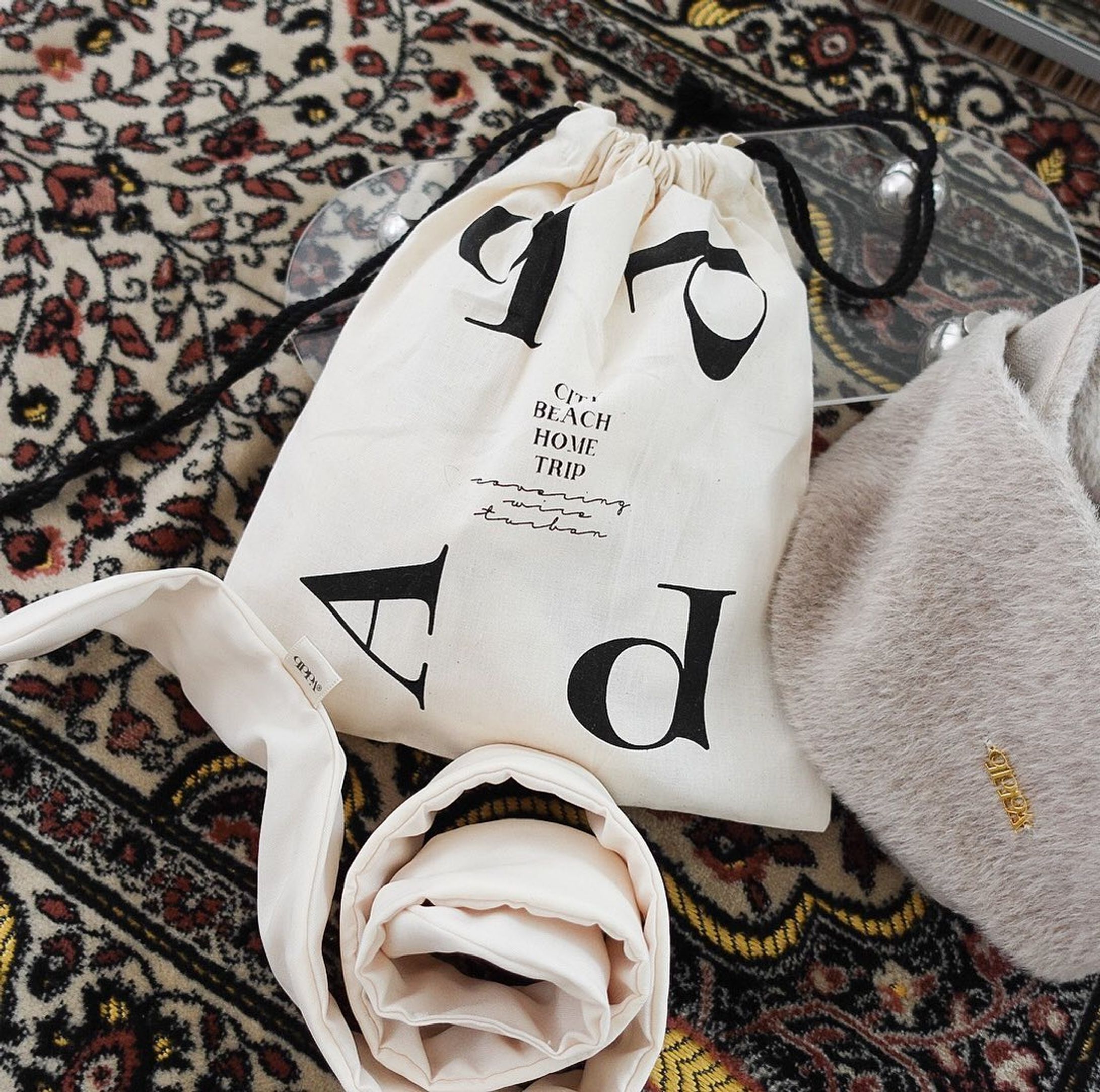 ″ 𝐶𝑖𝑡𝑦 × 𝐵𝑒𝑎𝑐ℎ × 𝐻𝑜𝑚𝑒 × 𝑇𝑟𝑖𝑝 ″

コンパクトで持ち運びがラクな
着せ替えワイヤーターバン。

町・海・家・旅
どこでも馴染むリュクスなターバンを皆さまに💐

#キュッパ #着せ替えターバン #ターバン #身だしなみ #beautylife #湘南 #茅ヶ崎 #ヘアターバン #ヘアアクセサリー #へああれんじ #簡単へあアレンジ #簡単ヘアアレンジ #大人ファッション-1