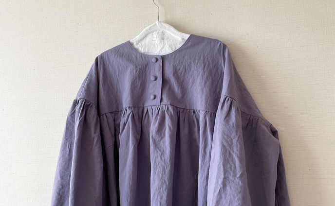 青紫　　藤色？というのでしょうか。

手触りのいいコットンリネンを見つけました。
とってもいい色です。

@centralparkkogane 
@sundaybldg.mkt 
3／5はこちらのイベントに出店します。

#リネン服