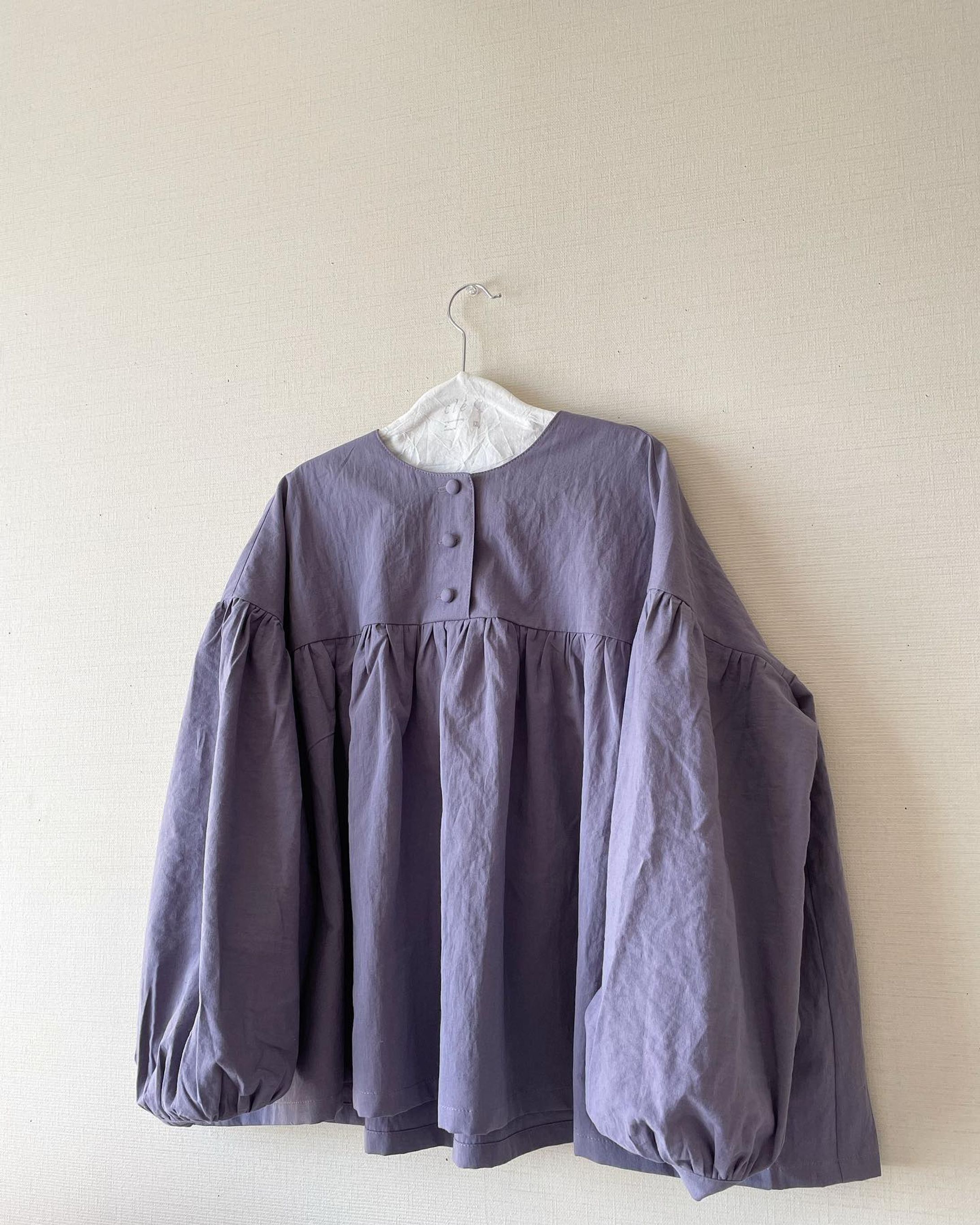 青紫　　藤色？というのでしょうか。

手触りのいいコットンリネンを見つけました。
とってもいい色です。

@centralparkkogane 
@sundaybldg.mkt 
3／5はこちらのイベントに出店します。

#リネン服-1