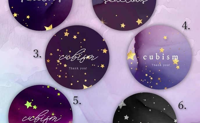 【＃34】：
「スタンダード名刺」と共通柄のシリーズです。この星空素材は本当に質がいい！ 笑
バックの色味のグラデーションがすごく繊細で緻密です。フォントを活かしながら、子供っぽくなり過ぎずこじゃれた雰囲気にまとまってくれます。台紙も人気！

ご注文は▶メルカリ・minne・Creemaから。プロフィール欄から飛べます♪

インスタ直売(※メルカリ価格から10％引き！ゆうちょ銀行先払い)も可能ですが、
【インスタ内で商品仕様やお値段を1から全部ご説明するお取引き】は承っておりません。
ご希望でしたらピンポイントで特定の商品用URLもお伝えできますので、必ずどこかのサイトで商品説明をご一読くださいませ。

----------﻿

直径は4cm。シールで一番人気の「ツヤあり丸型ショップシール」。﻿
商品箱の仕上げやサンキューシールにはもちろん、ノベルティにも。
﻿

※48枚：999円　から﻿
﻿
同じシリーズは﻿
#響のツヤ丸シール
﻿
---------------﻿
全商品は﻿
#hikarino_hibiki﻿
﻿
#アクセサリー台紙﻿
#ピアス台紙﻿
#ネイルチップ﻿
#ハンドメイドピアス﻿
#ハンドメイド ﻿
#ハンドメイドアクセサリー﻿
#名刺﻿
#名刺デザイン﻿
#名刺作成﻿
#アクセサリー﻿
#シールデザイン
#minneで販売中﻿
#メルカリ出品中﻿
#ショップカード﻿
#ショップシール﻿
#サンキューカード﻿
#サンキューシール﻿
#名刺オーダー﻿
#レジンピアス﻿
#レジンアクセサリー﻿
#天然石アクセサリー﻿
#お家サロン﻿
#隠れ家サロン﻿
#まつエクサロン﻿
#ハンドメイド好きさんと繋がりたい﻿
#ハンドメイド部﻿
#ハンドメイド作家