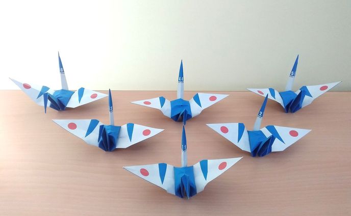 大空に映える青と白の機体…「ブルーインパルス」が折鶴に　細部までこだわり抜いた型紙、自衛隊が公開
