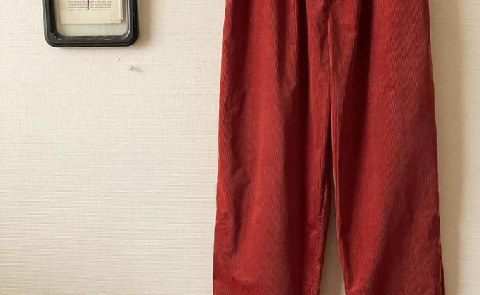 冬といえば
コーデュロイ
触れるだけでも暖かいですよね。
赤過ぎない
ちょっとオレンジ系の赤コーデュロイ
お持ちします。
#ヒミツノマルシェ
#ソーイング
#大人服
#ナチュラル
#おきがくらぶ