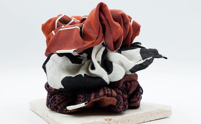 QPPA®︎カバーとお揃いのシュシュ👐🏽

まとまりが出ておしゃれ度UP✨

時短で簡単おしゃれの完成🥰

✦ ✦ ✦ ✦ ✦ ✦ ✦ ✦ ✦ ✦ ✦ ✦ ✦ ✦ ✦

〰️𝑸 𝑷 𝑷 𝑨®︎ キュッパ〰️
𓇼𝑯𝒂𝒊𝒓 𝒄𝒂𝒓𝒆 𝒂𝒄𝒄𝒆𝒔𝒔𝒐𝒓𝒊𝒆𝒔湘南茅ヶ崎

🌿日々のビューティケアをおしゃれにラクに🌿

҉  着せ替えワイヤーターバン
҉  国産洗えるシルクのナイトキャップ
҉  シュシュetc...

♥ 大人の身だしなみを簡単に整える
♥ 時短でおしゃれしたい方
♥ 使い心地の良いヘアアクセサリー
♥お子様用ナイトキャップをお探しの方
♥ 上質で永く使えるモノが良い
♥ 少し変わったプレゼントをお探しの方（プレゼント梱包無料です。）

🛍オンラインショップはプロフィールからご覧下さい。
🛍Creema＆minne で販売中
“QPPA®︎”で検索お願いします。

当店のナイトキャップは
兵庫県姫路市花田町上原田170-1
@emcafe
にてお取り扱いしております。

 ✦ ✦ ✦ ✦ ✦ ✦ ✦ ✦ ✦ ✦ ✦ ✦ ✦ ✦

#キュッパ #着せ替えターバン #着せ替えターバン #ヨガ#ヨガウェア#ターバンアレンジ #ターバン #ターバンヘア #ターバンコーデ #ヘアアレンジ #ヘアアクセサリー #ヘアアクセ #ヘアバンド#海 #湘南スタイル  #茅ヶ崎 #ヘアケアグッズ #時短ヘアアレンジ #ワイヤーターバン #ミニマルライフ#creema#minne#時短おしゃれ#大人の身だしなみ#ナイトキャップ#お子様ナイトキャップ#時短#コスパ#ヘアケア #shonan#shonanlife