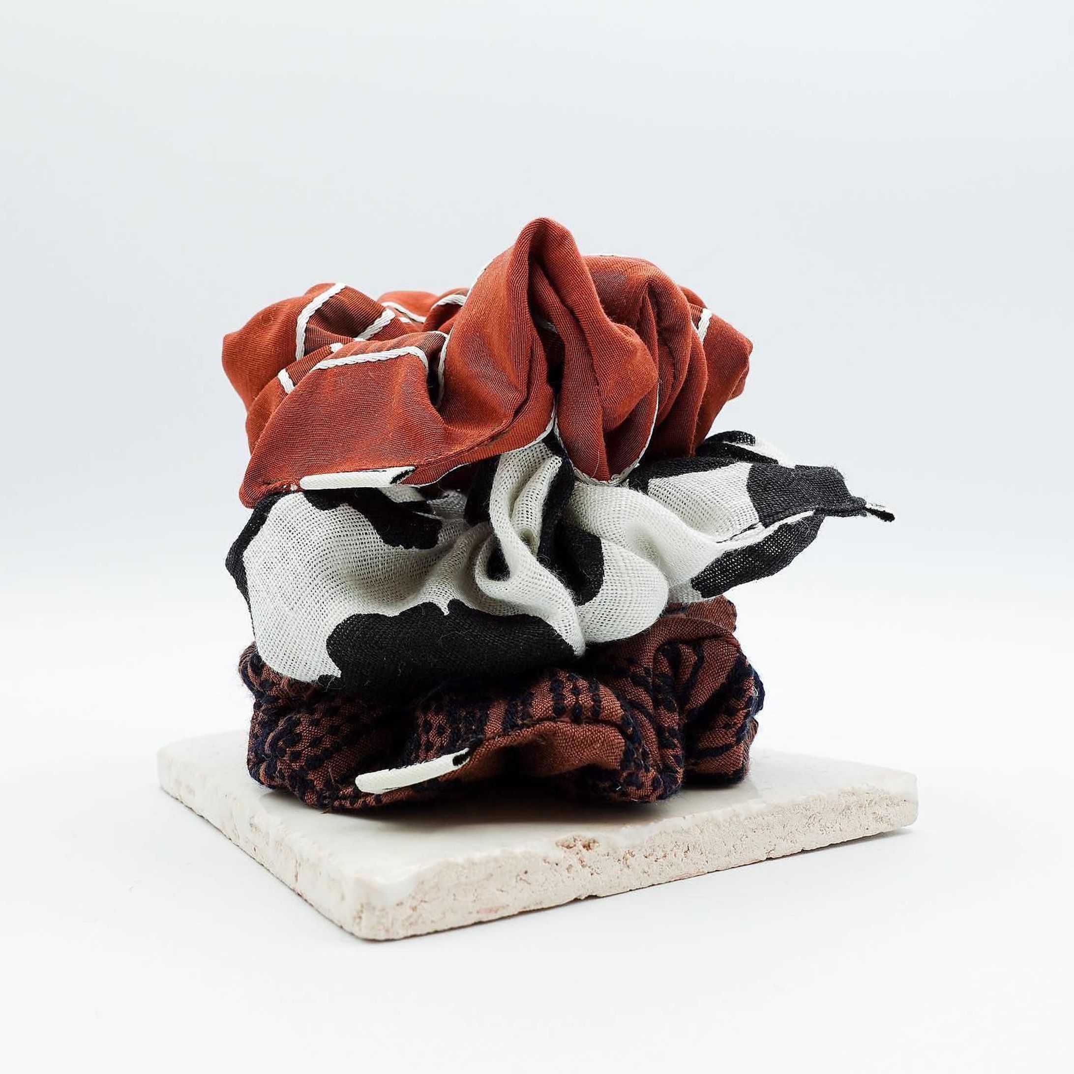 QPPA®︎カバーとお揃いのシュシュ👐🏽

まとまりが出ておしゃれ度UP✨

時短で簡単おしゃれの完成🥰

✦ ✦ ✦ ✦ ✦ ✦ ✦ ✦ ✦ ✦ ✦ ✦ ✦ ✦ ✦

〰️𝑸 𝑷 𝑷 𝑨®︎ キュッパ〰️
𓇼𝑯𝒂𝒊𝒓 𝒄𝒂𝒓𝒆 𝒂𝒄𝒄𝒆𝒔𝒔𝒐𝒓𝒊𝒆𝒔湘南茅ヶ崎

🌿日々のビューティケアをおしゃれにラクに🌿

҉  着せ替えワイヤーターバン
҉  国産洗えるシルクのナイトキャップ
҉  シュシュetc...

♥ 大人の身だしなみを簡単に整える
♥ 時短でおしゃれしたい方
♥ 使い心地の良いヘアアクセサリー
♥お子様用ナイトキャップをお探しの方
♥ 上質で永く使えるモノが良い
♥ 少し変わったプレゼントをお探しの方（プレゼント梱包無料です。）

🛍オンラインショップはプロフィールからご覧下さい。
🛍Creema＆minne で販売中
“QPPA®︎”で検索お願いします。

当店のナイトキャップは
兵庫県姫路市花田町上原田170-1
@emcafe
にてお取り扱いしております。

 ✦ ✦ ✦ ✦ ✦ ✦ ✦ ✦ ✦ ✦ ✦ ✦ ✦ ✦

#キュッパ #着せ替えターバン #着せ替えターバン #ヨガ#ヨガウェア#ターバンアレンジ #ターバン #ターバンヘア #ターバンコーデ #ヘアアレンジ #ヘアアクセサリー #ヘアアクセ #ヘアバンド#海 #湘南スタイル  #茅ヶ崎 #ヘアケアグッズ #時短ヘアアレンジ #ワイヤーターバン #ミニマルライフ#creema#minne#時短おしゃれ#大人の身だしなみ#ナイトキャップ#お子様ナイトキャップ#時短#コスパ#ヘアケア #shonan#shonanlife-1