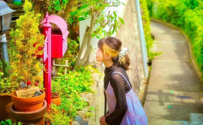 海へと続くお洒落な通り道

モデル：Ririnさん

撮影のご依頼はDMでお願いします🙇🏻‍♂️

ーーーーーーーーーーーー

ご覧頂きありがとうございます
気軽にフォローして貰えると嬉しいです！

Thank you for watching.
If you like it, please follow me.

▷ @takumapictures 

ーーーーーーーーーーーーーー

MODEL：Ririnさん
LOCATION：塩屋町
CAMERA ：SONY a7Ⅳ
LENS：SONY FE24-70mm F2.8GM
FE：70mm
ISO：100
F値：F2.8
SS：1/1250

#takumapictures 
#タクマピクチャーズ 
#ポートレート 
#ポートレート女子 
#ポートレートモデル募集 
#ポートレートモデル 
#sonya7iv 
#風景写真 
#写真好きな人と繋がりたい 
#カメラ好きな人と繋がりたい 
#カメラ垢フォロバします 
#写真垢フォロバします 
#アニメのワンシーンのように 
#カメラ男子 
#カメラ女子 
#写真で伝えたい私の世界 
#ファインダー越しの私の世界 
#ファインダー越しの世界 
#キリトリセカイ 
#神戸写真部 
#関西写真部 
#神戸写真家サークル 

#landscape #landscapephotography #japan #japantravel #sel2470gm #sonyfe2470gm #alpha_newgeneration