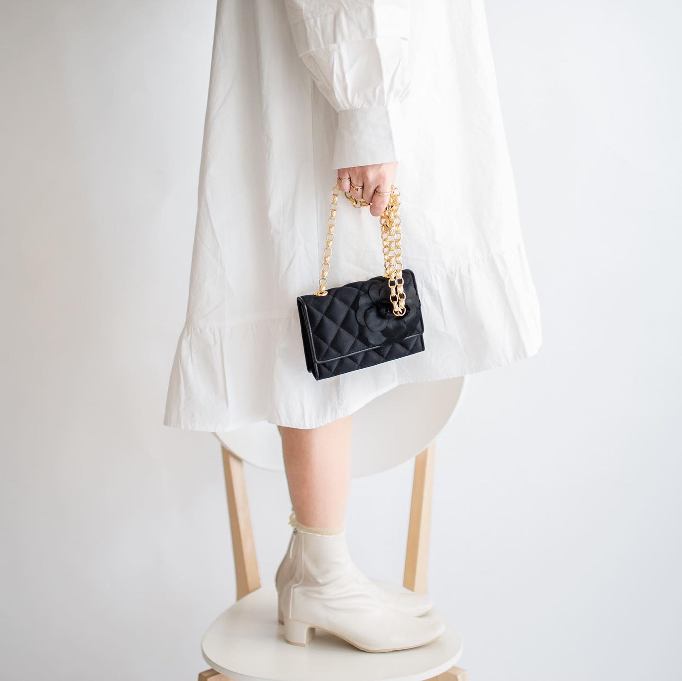 𖧷
𖧷𖧷𖧷
最近また使い始めたバック。
チェーンが重たいのでずっと眠らせてたんだけど、
デザインがお気に入り☺︎
肩こり族なので重たいバックがなかなかつかえません😇
.
昔、吐き気が止まらなくなって
仕事中救急に行った事があるんですが
.
そのまま入院になり、色々調べるも原因不明。
.
一口も物が食べられず
.
吐いちゃいけない物(って先生に言われたんだけど、なんか胃のさらに奥の臓器の中の液体とのこと)まで吐きながらも身体中検査しても健康体って言う結果しか出なくて
.
絶望してたら結果的に
.
『肩こり』
.
って言う事が判明して整体に行って治ったと言う事があるくらいには肩こりがひどい私です😟
.
皆さん肩こりには気をつけて下さいね😇
(なんの話)
.

先日POSTした
@rosecamila111 のバルーンスリーブワンピ、
150センチの私が着ると丈感はこんなかんじ。
私が着ると膝は出ません𓂃𓂂﻿
.
後ろが長くてひらりんでよきよき❤︎
今日も着てる❤︎
.
今月末まで使える10%オフクーポン、是非使ってくださひ☺︎☺︎
.

.
☑︎今月末まで！
〼クーポンコード　saya
全商品10%オフ❤︎
.
dress @rosecamila111 
bag @chanelofficial 
.

#ローズカミラ公式アンバサダー
#東京ママと繋がりたい #ママモデル #ユニジョ #ザラジョ #ママコーデ #マザーズバッグ #マザーズリュック #mamagirl  #comonaファッション  #おちびコーデ #150cmコーデ #150cm #韓国ファッション #Sサイズコーデ #低身長コーデ #小柄コーデ #육아맘 #女の子ママ #プチプラコーデ #高見えコーデ #プチプラ #低身長ママコーデ  #韓国ヘア #デートコーデ #followme #fffで繋がろう #fff #韓国コーデ #シンプルコーデ-1