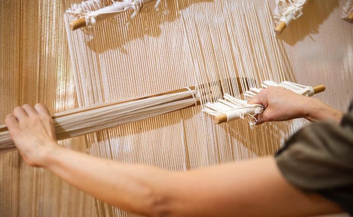門外不出の技術を一家継承 ｜ 吉島伸一鍋島緞通
The Family-inherited Weaver / Yoshijima Shinichi Nabeshima Dantsu

鍋島緞通は、江戸時代元禄年間（1688年～1704年）、佐賀の地で生まれました。
肥前佐賀藩三代藩主 鍋島綱茂は、これを佐賀藩御用として保護し、一般への売買を禁止。
門外不出の技術として守られてきました。

一般への販売が開始されたのは明治になってから。
なんと当時、佐賀刑務所内の更生事業として受刑者が織っていたそう。
そこで所長を務めていた吉島正敏さんが、技術保存の指定を受け、退官時に緞通の製造と営業権を買い取り、1912年(大正元年)に創業します。

現在、三代目を中心に四代目・五代目とともに、受け継がれてきた手織りの技術を一家継承しています。

Nabeshima Dantsu was created over 350 years ago in the Genroku era in the Edo period.
Nabeshima Tsuneshige the third lord of the Saga domain, protected it as an official item of the Saga Domain and prohibited its sale to the general public.
it had been protected as a technique not to open to the general public.

In the Meiji period (1868-1912), it began to sell to the general public.
At that time, weaving was done by inmates of Saga Prison as a rehabilitation project.
Mr. Masatoshi Yoshijima, who was the warden of the prison, was designated to preserve the technique, and when he retired from the prison, he bought the manufacturing and business rights of Dantsu and founded the company in 1912.

The handwoven techniques have been handed down from generation to generation.

#sagacollective #サガコレクティブ
#sagacollective_introduction #ここに集う匠 #sagacollective_吉島伸一鍋島緞通
#carpet #handcraft #traditionalcraft #tapestry #cottoncarpet　
#dyeing #weaving #cotton #saga #saga_japan
#鍋島緞通 #本家鍋島緞通 #緞通 #絨毯 #敷物 #織物 #タペストリー
#カーペット #ラグ #手織り #染織 #手染め #伝統工芸 
#佐賀 #佐賀県