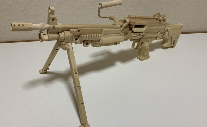 本物を見たことも触ったこともないのに…実物のように動かせ、超リアル！　木で「銃のレプリカ」をつくる22歳ってどんな人？