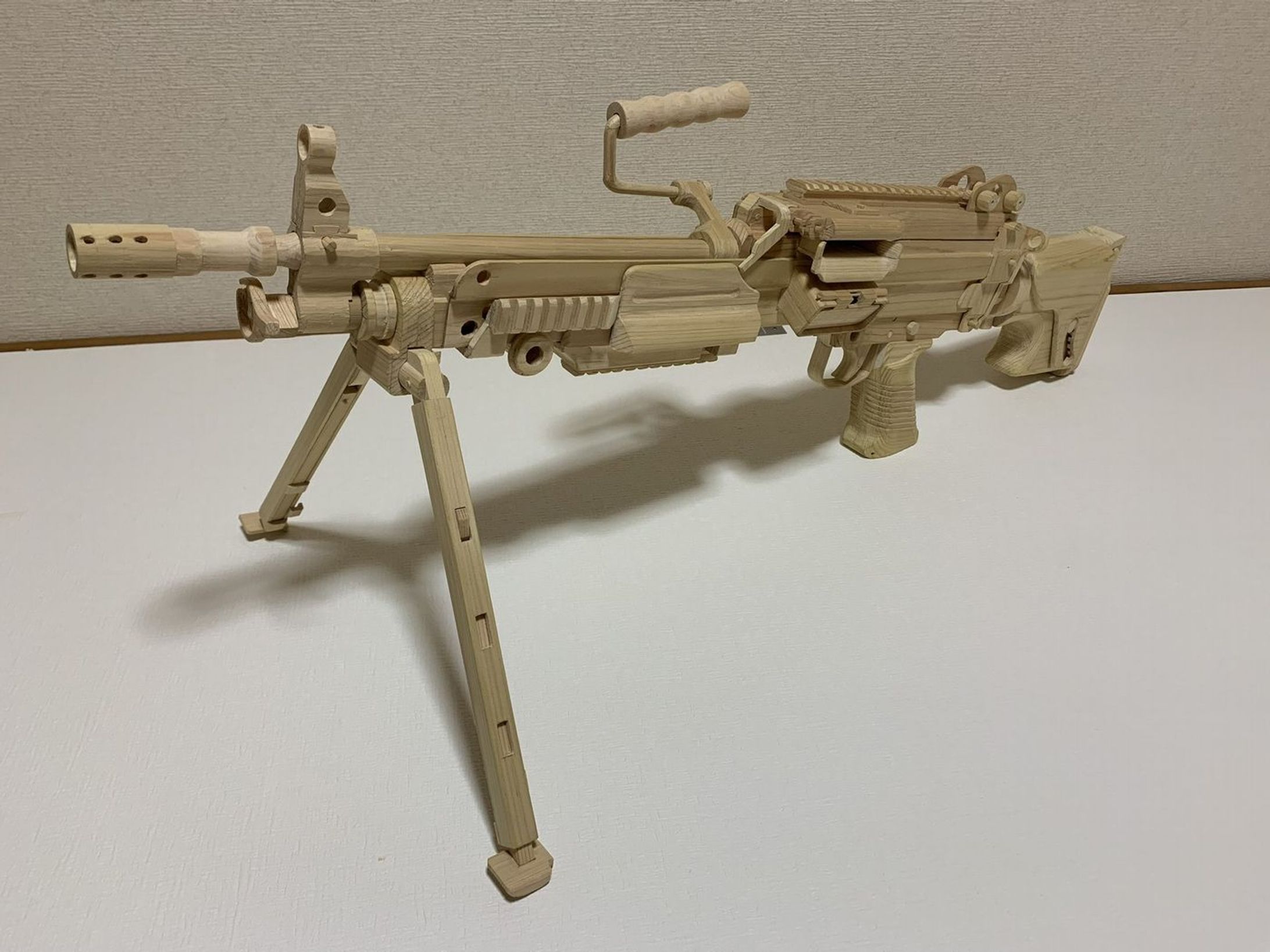 本物を見たことも触ったこともないのに…実物のように動かせ、超リアル！　木で「銃のレプリカ」をつくる22歳ってどんな人？-1