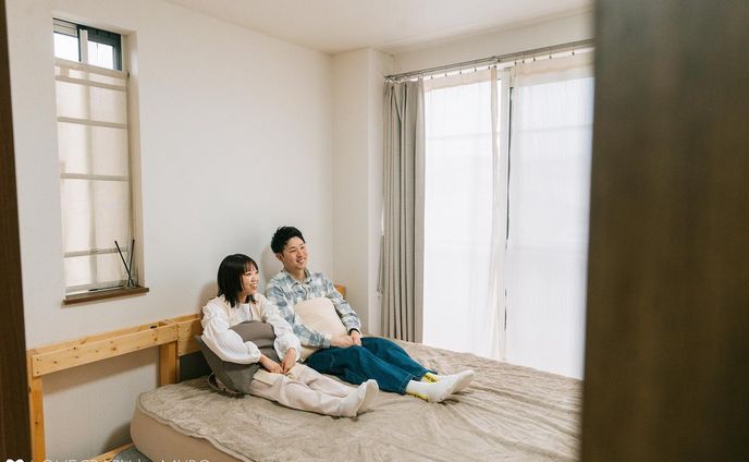 ご依頼や他のお写真はこちら❯❯❯ @muro_graph

『恋人やめました。家族はじめました。』

おうち撮り好きだなぁ。おうちだとわちゃわちゃしてもらいやすいから撮るのも楽しい。

入籍フォトを撮影させていただきました。
ご入籍おめでとうございます💐

＝＝＝＝＝＝＝＝＝＝＝＝＝＝＝＝

関東を中心に出張カメラマンをしている
ムロ｜松室一馬です☺︎

お問い合わせ、ご予約は
@muro_graph のDM、またはプロフィールURLから✉︎

関東から全国、世界中に出張可能です✈︎

＝＝＝＝＝＝＝＝＝＝＝＝＝＝＝＝

My tag：#最高のオモイデを最高のキロクで
*
*
*
#東京攝影師 #ウェディングフォト #フォトウェディング #フォトウェディング東京 #ウェディング前撮り #tokyophotographer #japanphotographer #日本攝影師 #日本摄影师 #tokyoportraitphotographer #街撮り #プレ花嫁準備 #プレ花嫁 #結婚式準備 #前撮り #ウェディングモニター #ウェディングカメラマン #プレ花嫁さんと繋がりたい #関東カメラマン #東京カメラマン #埼玉カメラマン #栃木カメラマン #千葉カメラマン #神奈川カメラマン #群馬カメラマン #茨城カメラマン #山梨カメラマン #おうち撮り 
*
*
*