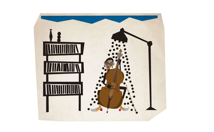 コントラバスと女性