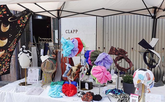 神奈川県寒川町での出店の様子です🏕

次回は8/7（sun）
鎌倉プリンスホテル
@summer_vacances_jp 
出店させいただきます🪸

今月の新作は鎌倉プリンスホテルさんでの出店までに完売してしまうと思うので、新しいデザインでご用意させていただく予定です！

是非楽しみしていて下さいね😉

✦ ✦ ✦ ✦ ✦ ✦ ✦ ✦ ✦ ✦ ✦ ✦ ✦ ✦ ✦

〰️𝑸 𝑷 𝑷 𝑨®︎ キュッパ〰️
𓇼𝑯𝒂𝒊𝒓 𝒄𝒂𝒓𝒆 𝒂𝒄𝒄𝒆𝒔𝒔𝒐𝒓𝒊𝒆𝒔湘南茅ヶ崎

🌿日々のビューティケアをおしゃれにラクに

҉  着せ替えワイヤーターバン
҉  国産洗えるシルクのナイトキャップ
҉  シュシュetc...

♥ 大人の身だしなみを簡単に整える
♥ 時短でおしゃれしたい方
♥ 使い心地の良いヘアアクセサリー
♥お子様用ナイトキャップをお探しの方
♥ 上質で永く使えるモノが良い
♥ 少し変わったプレゼントをお探しの方（プレゼント梱包無料です。）

🛒オンラインショップはプロフィールからご覧下さい。
🛍Creema＆minne で販売中
“QPPA®︎”で検索お願いします。

当店のナイトキャップは
兵庫県姫路市花田町上原田170-1
@emcafe
にてお取り扱いしております。

 ✦ ✦ ✦ ✦ ✦ ✦ ✦ ✦ ✦ ✦ ✦ ✦ ✦ ✦

#キュッパ #着せ替えターバン #着せ替えターバン #ヨガ#ヨガウェア#ターバンアレンジ #ターバン #ターバンヘア #ターバンコーデ #ヘアアレンジ #ヘアアクセサリー #ヘアアクセ #ヘアバンド#海 #湘南スタイル  #茅ヶ崎 #ヘアケアグッズ #時短ヘアアレンジ #ワイヤーターバン #ミニマルライフ#creema#minne#時短おしゃれ#大人の身だしなみ#ナイトキャップ#お子様ナイトキャップ#時短#コスパ#ヘアケア #shonan#shonanlife