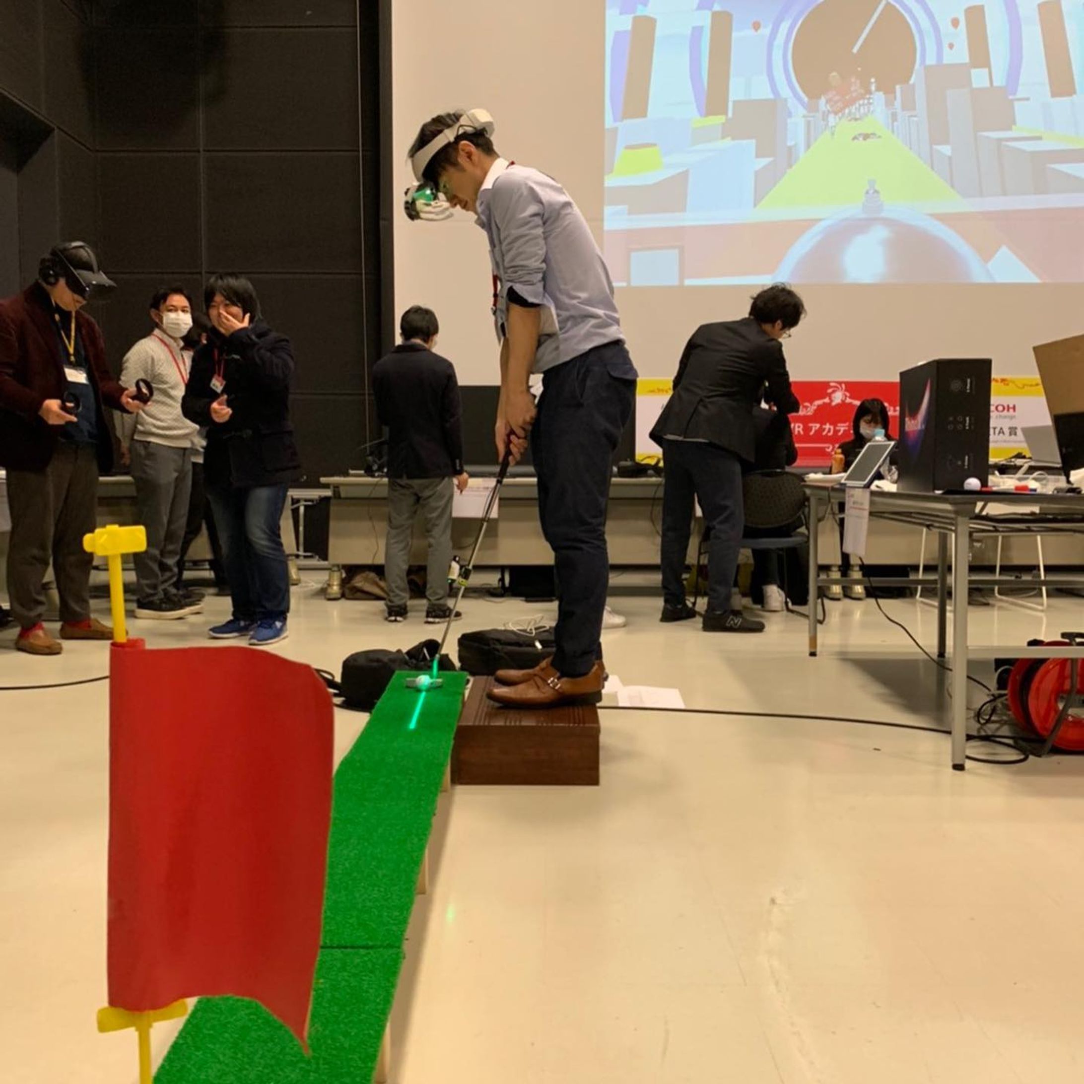 VRの学校とりあえず卒業！

創立10年目に向けて、、 Sランクのエステと美容機器の技術知識にエステティシャンを強化するテクノロジーを加えて、世界中のサロンで使って貰えるコンテンツを作っていきます！

半年学校で手に入れた物
①unityで多少VR.MRコンテンツを形には出来るようになった。作品荒いけど2つ。
②コンテンツ作りの企画や進め方、チームでの仕事のやり方とスピード感。
③能力高い、面白い人達との繋がり
④日本で多分まだ僕1人のMRデバイス所有者で、開発者で代理店になった
⑤ホロレンズ2ゲットetc

卒業フェスは、コロナで中止になりましたがたくさんの企業の方に見て貰って、自分が作りたい物の先を行っている企業さんと出会う事も出来ました。

VRのコンテンツ作りとエステの経営や技術やメニュー(コンテンツ)作りは結構リンクしていて、企画や構成、色々試して、どんな感じでお客さんに届けて、伝えるとか面白かった。

どーやら根本コンテンツ作るのが好きらしく。
最近は、チームがかけ算になれた時とどんな形でみんなに届けてどう感じて貰うかとか凄く好き

#vr #mr #xr #パターコーチ-1