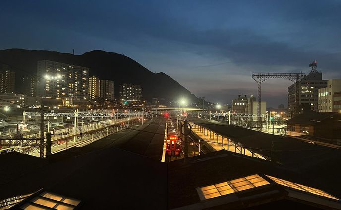 .
駅員さんおすすめの夜景スポットらしいけど、穴場っぽくて私1人しか暗くなるまで待機してなかった😙

#門司港 #門司港駅 #門司港レトロ #夜景 #福岡観光 #福岡#北九州 #九州旅行 #旅行好きな人と繋がりたい