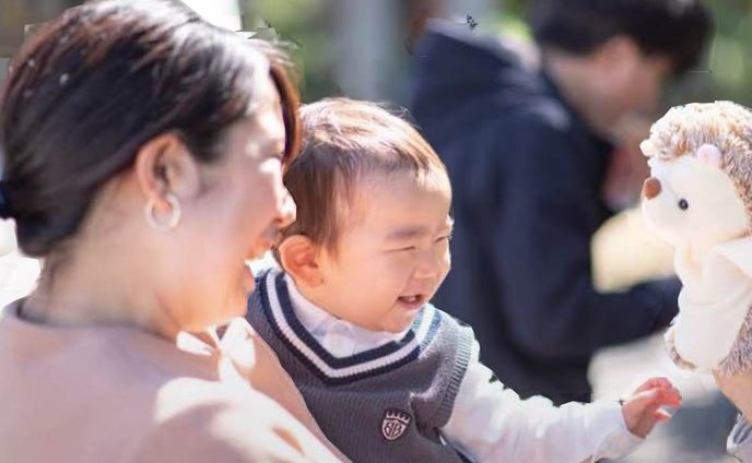 喜ぶ子供