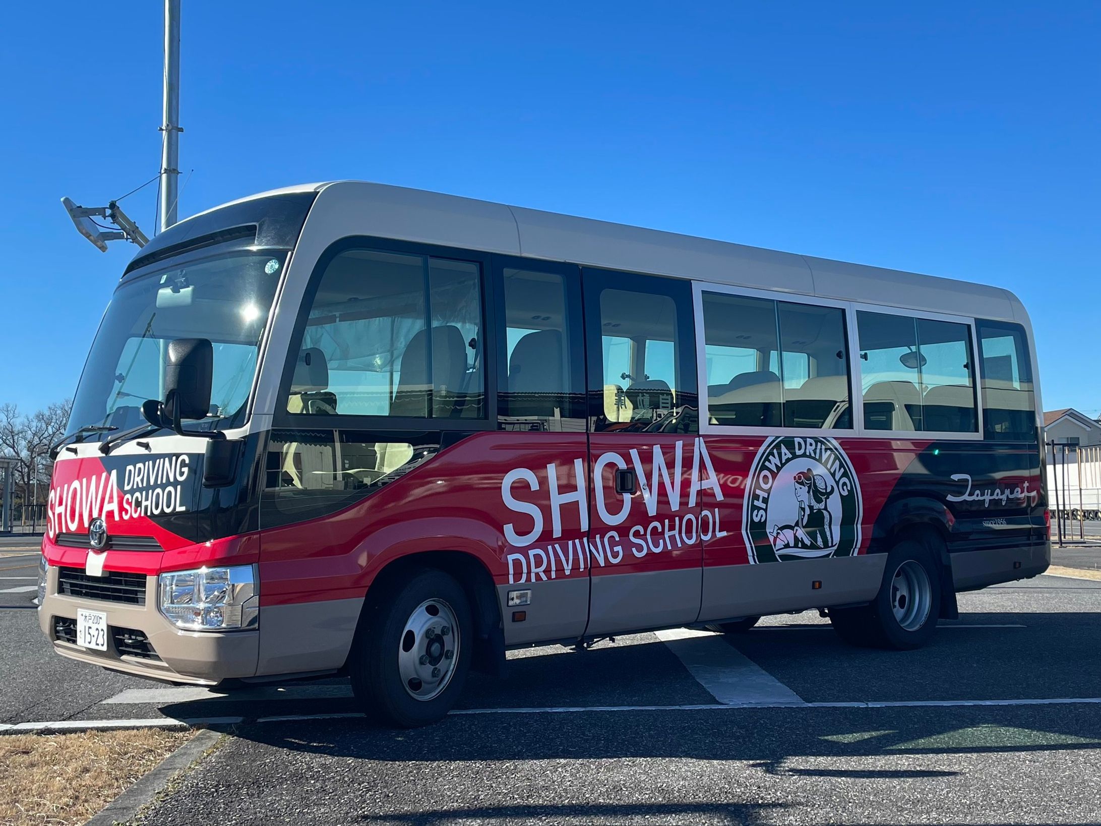 送迎バスラッピングデザイン・施工-1