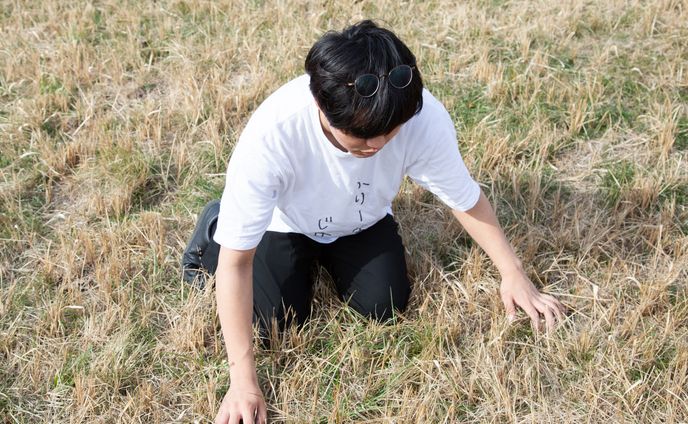 033.メガネをなくしている男