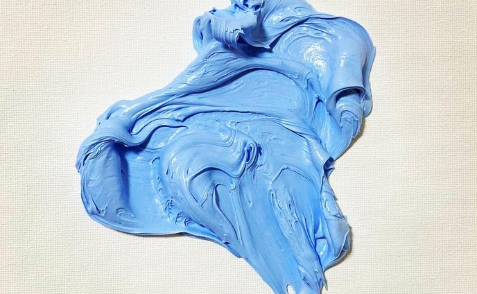 No.022ぶろっぶ
Silicon Painting palm size

#abstractart
#art
#artcurator
#blob
#contemporaryart 
#fineart
#modernart
#texturedart
#アートのある暮らし
#アート好きな人と繋がりたい
#コンテンポラリーアート
#シリコン
#ぶろっぶ
#モダンアート
#モダンインテリア
#現代アート
#現代美術

私は、パレットに残る絵の具の塊に心を惹かれます。
それぞれの絵の具の塊からは、情熱的な創作の名残りが感じられるからです。
しかし、残念ながらそれらの塊は「汚れ」として捨てられてしまいます。

私は違います。私はその絵の具の塊を美しく飾りたいのです。
彼らが持つ独特の魅力と柔らかさを保ちながら、世界に誇示したいのです。

そんな思いから、「ぶろっぶ」シリーズが生まれました。
このシリーズは、捨てられてしまう運命にある絵の具の塊に再生の場を与えるために作られました。

私の作品を通じて、絵の具の塊が持つ独特の魅力と価値を再評価していただければ幸いです。