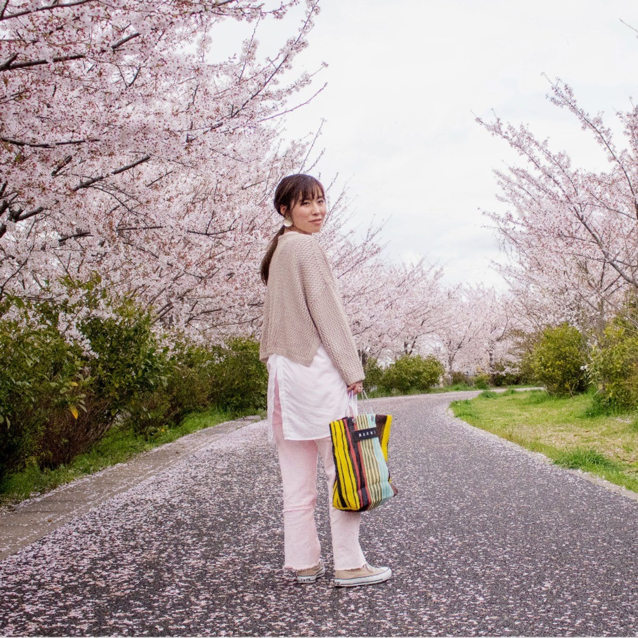 2022.5.11_
桜の季節に合わせて撮影しました。
満開を過ぎた時だったため、地面が花びらで埋まりとても幻想的でした。

季節を感じながら撮影するのはとても心地よかったです。

#canon  #ポートレート撮影-1