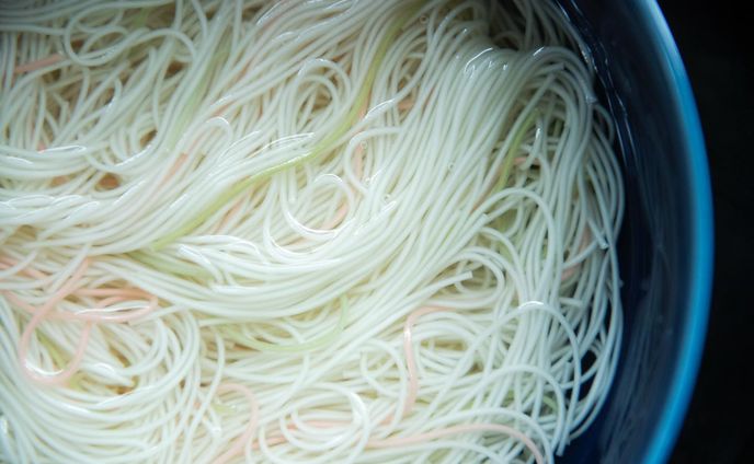 神埼そうめん ｜ 佐賀県神埼市の名産品
 .
.

弥生の遺跡 「吉野ヶ里」がある神埼。
北に脊振の連峰、南に有明海を臨み、
脊振を源とする城原川の美しい水に恵まれた穏やかな山里です。
 
神埼そうめんの歴史は、さかのぼること400年前。
諸国を行脚遍歴してきた一人の雲水によって、
手延べそうめん製造の秘法が伝えられたのが始まりといわれます。
1874年に製麺機が発明され、機械製麺発祥の地としても知られています。
 
SAGA COLLECTIVEの素麺の世界へ、ようこそ。

 
Kanzaki Somen Noodles / Specialty of Kanzaki City, Saga
 
The Yayoi ruins of Yoshinogari is located in this area.
It overlooks the Sefuri mountains to the north and the Ariake Sea to the south.
Kanzaki is a peaceful mountain village blessed with the beautiful water of the Jobaru River, which comes from Sefuri mountains.
 
The history of Kanzaki Somen Noodles goes back 400 years, the secret method of making hand-pulled somen noodle was handed down by Unsui, who was on a pilgrimage to various countries.
In 1874, a noodle-making machine was invented, and this area is also known as the birthplace of machine-made noodles.
 
Welcome to the world of Kanzaki Somen Noodles.
 
.
.

#sagacollective #サガコレクティブ
#sagacollective_introduction #ここに集う匠 #sagacollective_井上製麺
#井上製麺 #inoueseimen #神埼そうめん #kanzakisomen #kanzakisomennoodle
#神の白糸 #素麺 #somen #wheatflournoodles
#佐賀 #佐賀県 #saga #saga_japan #コメント大歓迎