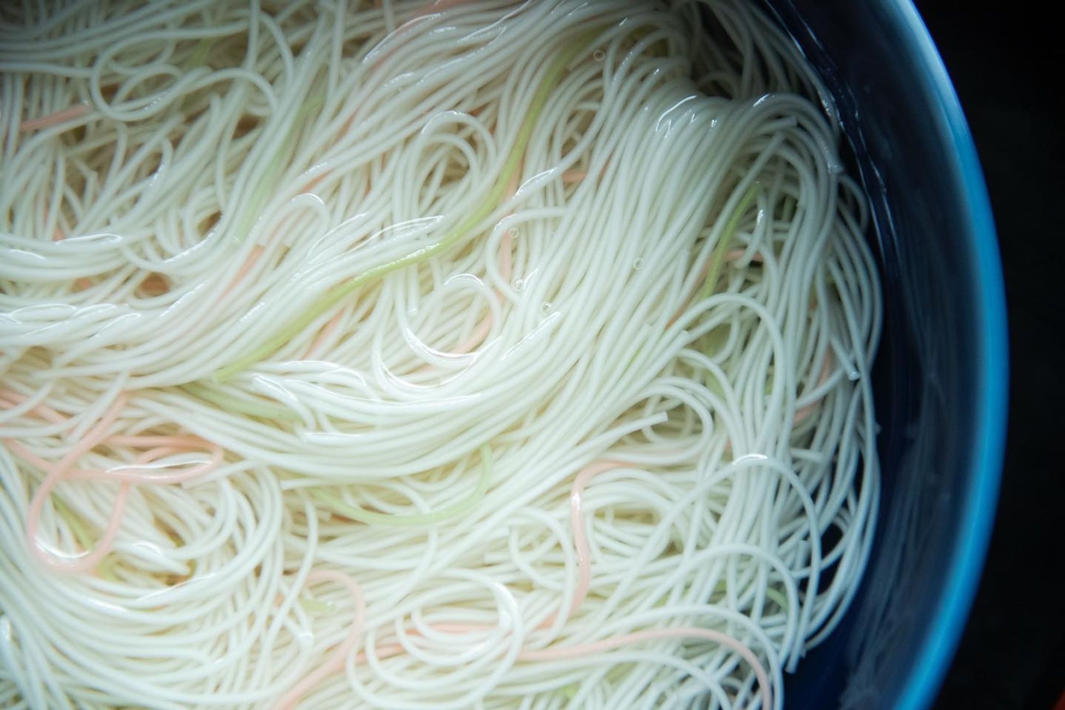 神埼そうめん ｜ 佐賀県神埼市の名産品
 .
.

弥生の遺跡 「吉野ヶ里」がある神埼。
北に脊振の連峰、南に有明海を臨み、
脊振を源とする城原川の美しい水に恵まれた穏やかな山里です。
 
神埼そうめんの歴史は、さかのぼること400年前。
諸国を行脚遍歴してきた一人の雲水によって、
手延べそうめん製造の秘法が伝えられたのが始まりといわれます。
1874年に製麺機が発明され、機械製麺発祥の地としても知られています。
 
SAGA COLLECTIVEの素麺の世界へ、ようこそ。

 
Kanzaki Somen Noodles / Specialty of Kanzaki City, Saga
 
The Yayoi ruins of Yoshinogari is located in this area.
It overlooks the Sefuri mountains to the north and the Ariake Sea to the south.
Kanzaki is a peaceful mountain village blessed with the beautiful water of the Jobaru River, which comes from Sefuri mountains.
 
The history of Kanzaki Somen Noodles goes back 400 years, the secret method of making hand-pulled somen noodle was handed down by Unsui, who was on a pilgrimage to various countries.
In 1874, a noodle-making machine was invented, and this area is also known as the birthplace of machine-made noodles.
 
Welcome to the world of Kanzaki Somen Noodles.
 
.
.

#sagacollective #サガコレクティブ
#sagacollective_introduction #ここに集う匠 #sagacollective_井上製麺
#井上製麺 #inoueseimen #神埼そうめん #kanzakisomen #kanzakisomennoodle
#神の白糸 #素麺 #somen #wheatflournoodles
#佐賀 #佐賀県 #saga #saga_japan #コメント大歓迎-1