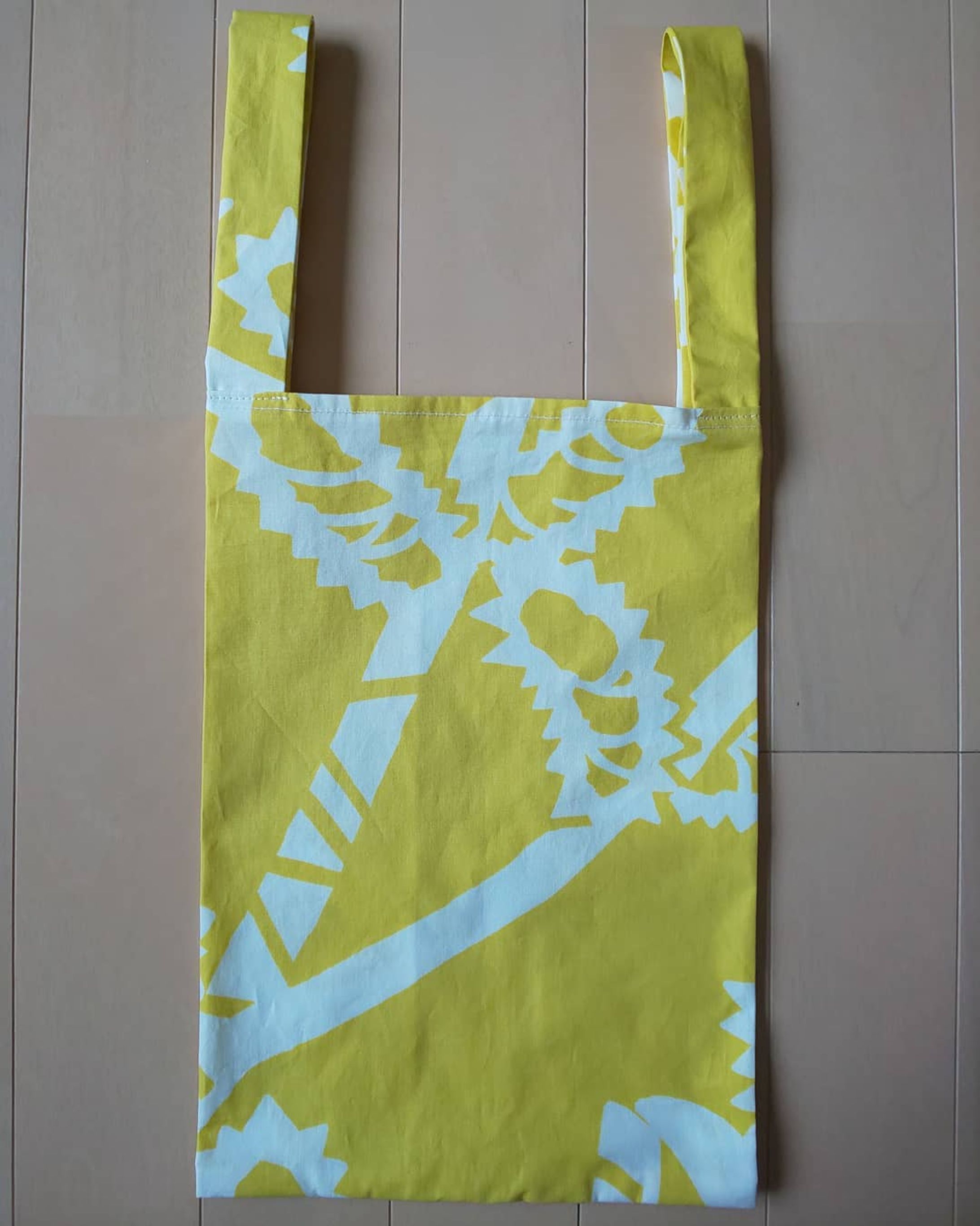 生地売りの縫製サンプルとして@nunocotofabric さんの#エコバッグ (コンビニタイプの通常版・少し寸法変更)を作りました。

出来立てほやほやなので、まだ使用してません。が、縫代が袋縫いで丈夫な作り＆マチも広めと、使いやすそうです。何より手順が分かりやすかったので助かりました。

生地としても全体的に縫いやすかったです。ただし、一番厚みの出る箇所(袋口)は注意が必要。

手アイロンでもスジが付く(シワになりやすい？)けど、スチームアイロンを丁寧にかければシワは大抵消えます。ドライでもある程度は○。
光に当てるとシルエットは出るし白い柄部分は透け感が少しあります。服地として使うなら裏地があった方が安心ですね。もしくはインナー有を前提に。

#手作り部 #ハンドメイド #縫製 #染色 #手捺染 #シルクスクリーン #スクリーンプリント #プリント #テキスタイル #反応性染料 #綿ブロード #生地 #サンプル #エコバック手作り-1