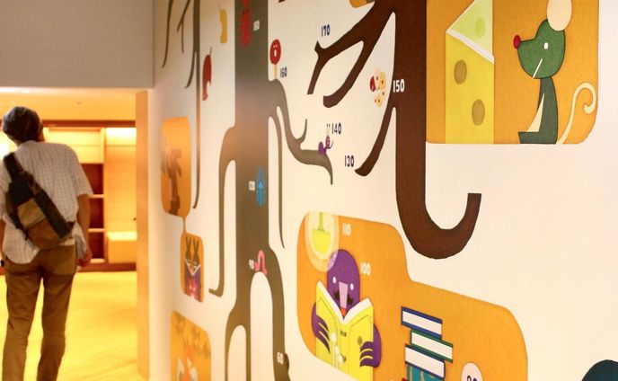 .
【📚🐺ロシトロカ WORKS🐑📚】
.
和歌山市民図書館( @wakayama_civic_lib )
「こどもとしょかん」<洞窟>エリア 【通路右面】
.
.
<洞窟>と呼ばれるこどもたちの秘密の小さな部屋に向かう通路には、大木の地中をテーマにした根っこと動物たちのアート。
動物たちの寝る前の読書や読み聞かせの場面など、親子のコミュニケーションをテーマに描いています😊📚
.
絵の中の数字でこどもたちの身長が測れます✨
(目指せ180のカブトムシ❗️)
.
.
通路の奥にはどんな本が見つかるかな？🐇
.
.
#ロシトロカ #lositoloca
#イラスト #イラストレーション
#illust #illustration #illustrator
#illustrationworks #animal
#animalillustration
#childrenillustration
.
#和歌山市駅 #図書館 #和歌山市民図書館 #library #wakayamaciviclibrary #南海和歌山市駅　#insta_wakayama #wakayama #wakayamagram #和歌山市 #和歌山県 #スターバックス #蔦屋書店 #蔦屋図書館 #壁画 #wallart
#本 #book #📚
.