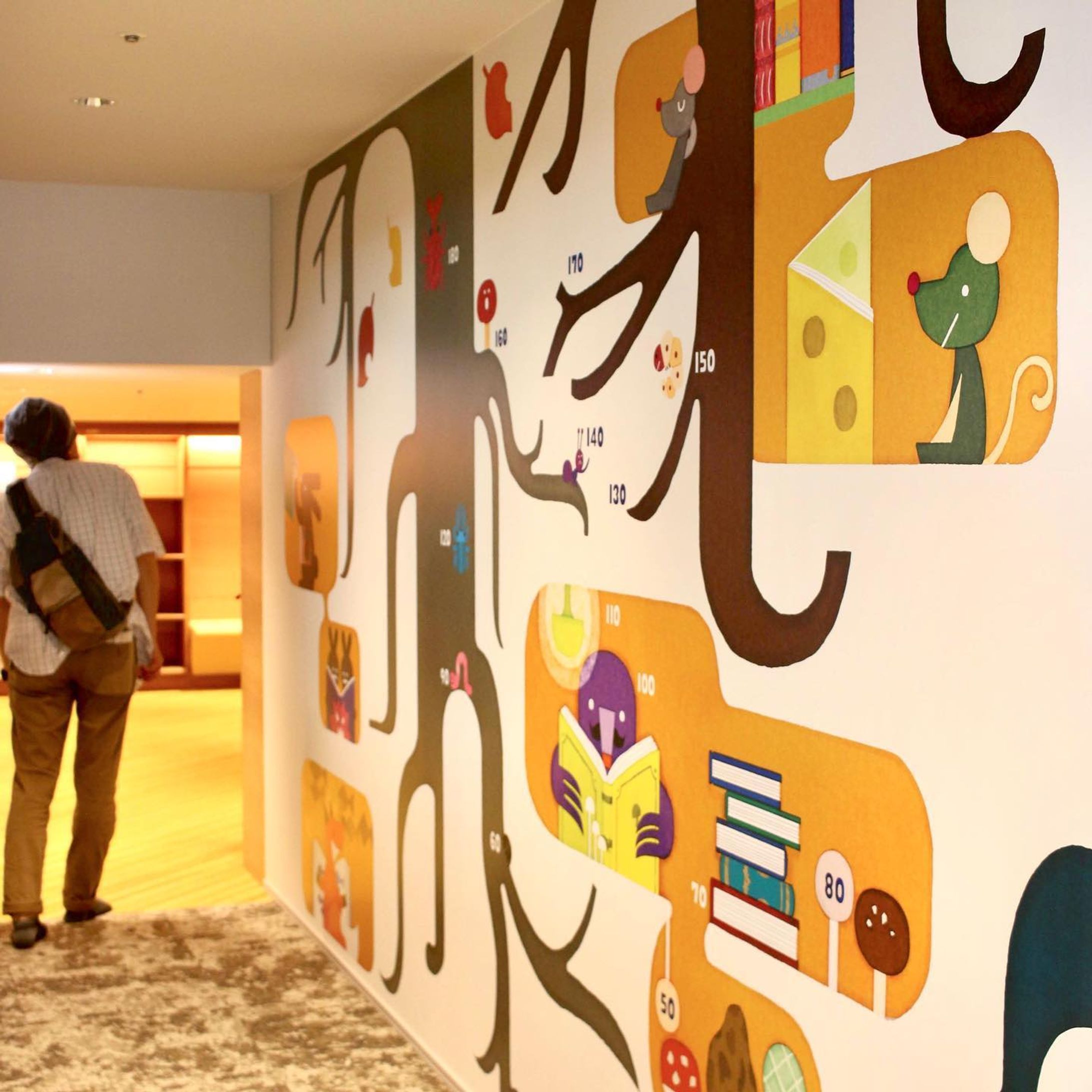 .
【📚🐺ロシトロカ WORKS🐑📚】
.
和歌山市民図書館( @wakayama_civic_lib )
「こどもとしょかん」<洞窟>エリア 【通路右面】
.
.
<洞窟>と呼ばれるこどもたちの秘密の小さな部屋に向かう通路には、大木の地中をテーマにした根っこと動物たちのアート。
動物たちの寝る前の読書や読み聞かせの場面など、親子のコミュニケーションをテーマに描いています😊📚
.
絵の中の数字でこどもたちの身長が測れます✨
(目指せ180のカブトムシ❗️)
.
.
通路の奥にはどんな本が見つかるかな？🐇
.
.
#ロシトロカ #lositoloca
#イラスト #イラストレーション
#illust #illustration #illustrator
#illustrationworks #animal
#animalillustration
#childrenillustration
.
#和歌山市駅 #図書館 #和歌山市民図書館 #library #wakayamaciviclibrary #南海和歌山市駅　#insta_wakayama #wakayama #wakayamagram #和歌山市 #和歌山県 #スターバックス #蔦屋書店 #蔦屋図書館 #壁画 #wallart
#本 #book #📚
.-1