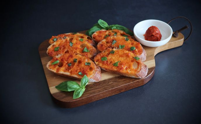 赤いガーリックトースト