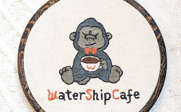 ゴリラの刺繍壁飾り