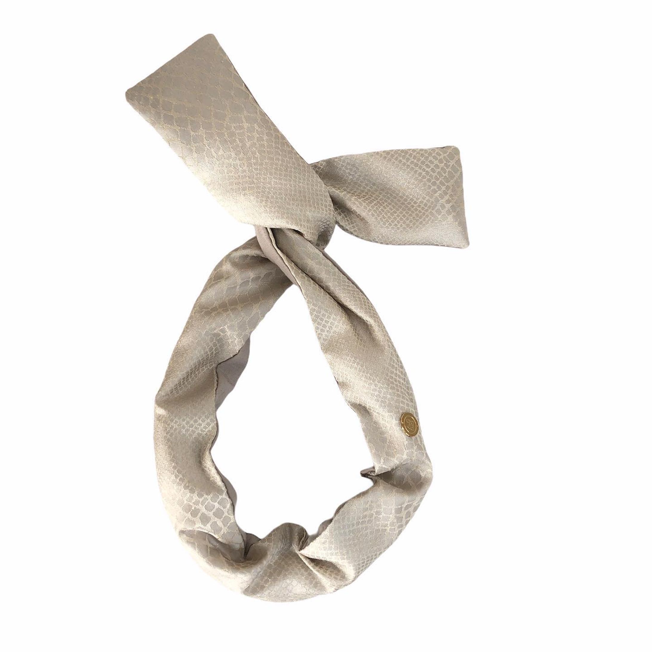 ホワイトスネイク🐍🤍
大変上質な輸入生地を使っています😃

ゴールドがかった光沢が品よく見せてくれるおススメカバーです😌

年中お使いいただけます♡

●幅　レギュラー
●デザイン　S・R ・L
●チャーム　あり

3980yen

#キュッパ #着せ替えターバン #付け心地抜群 #ミニマル #ミニマルライフ #着せ替え式 #洗える#ワイヤーターバン #creema #creemaで販売中 #minneで販売中 #base #ベイス #オンラインショップ #ヘアアクセサリー #ヘアアクセ #ヘアターバン #ターバン#ヘアバンド #アニマル#カスタム #スネイク #蛇柄-1