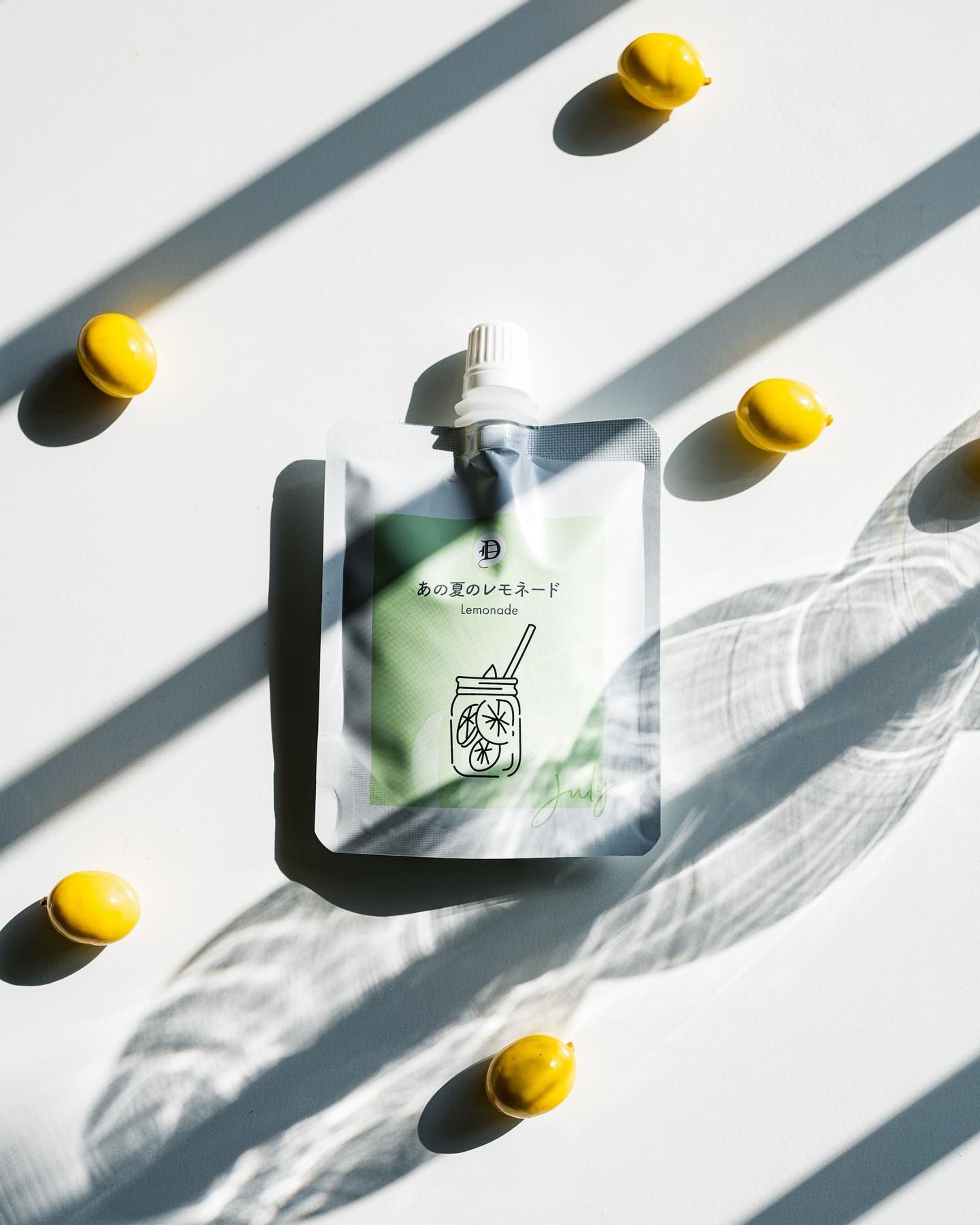 このなんとエモいタイトル・・・

何かわかる？？？

これ、食べ物とかじゃないです。

古い角質をぽろぽろ落とす、ジェリータイプのピーリングなのです。

肌と心が変化する12ヶ月。
各月それぞれのコンセプトに、
おもわずクスっとなるエピソードと香りが詰め込まれた新商品。

DETクリアM.

これは友プレにおすすめ・・・！
ちなみにこの
『あの夏のレモネード』、シトラスがアクセントになったほろ苦い爽やかな香りなんだけど

これがこの子のストーリー。↓

---------------------------

梅雨が終わって、本格的に暑くなってきたころ。
朝も夜も練習に明け暮れて、
家に帰れば、倒れるように眠る日々。
強豪校相手に必死で戦ったけれど、結果は予選敗退。
最後の夏の大会だった。
スコアボードが、汗と涙で滲んで見える。
試合後にみんなで飲んだ
マネージャーの作ったレモネードは、
いつもより酸っぱい味がした。
そんな、ほろ苦い初夏の香り。

---------------------------

なに、ぎゅんってなるんだけど・・・！！
大好きなスクールゾーンの世界観なんだけど・・・！
(YouTubeで検索して)

他にもいろんなエピソードとともに12ヶ月のピーリングジェリーがあるので、
是非チェックしてください💖

#detclear #detclear_m #detクリア #detクリアピーリングジェリー #ピーリングジェリー #角質ケア #毛穴ケア #毛穴の黒ずみ #ニキビ跡 #肌のざらつき #つるすべ肌 #ピーリング #スキンケア #ホームピーリング #monipla #meishoku_fan #商品撮影 #ブツ撮り-1