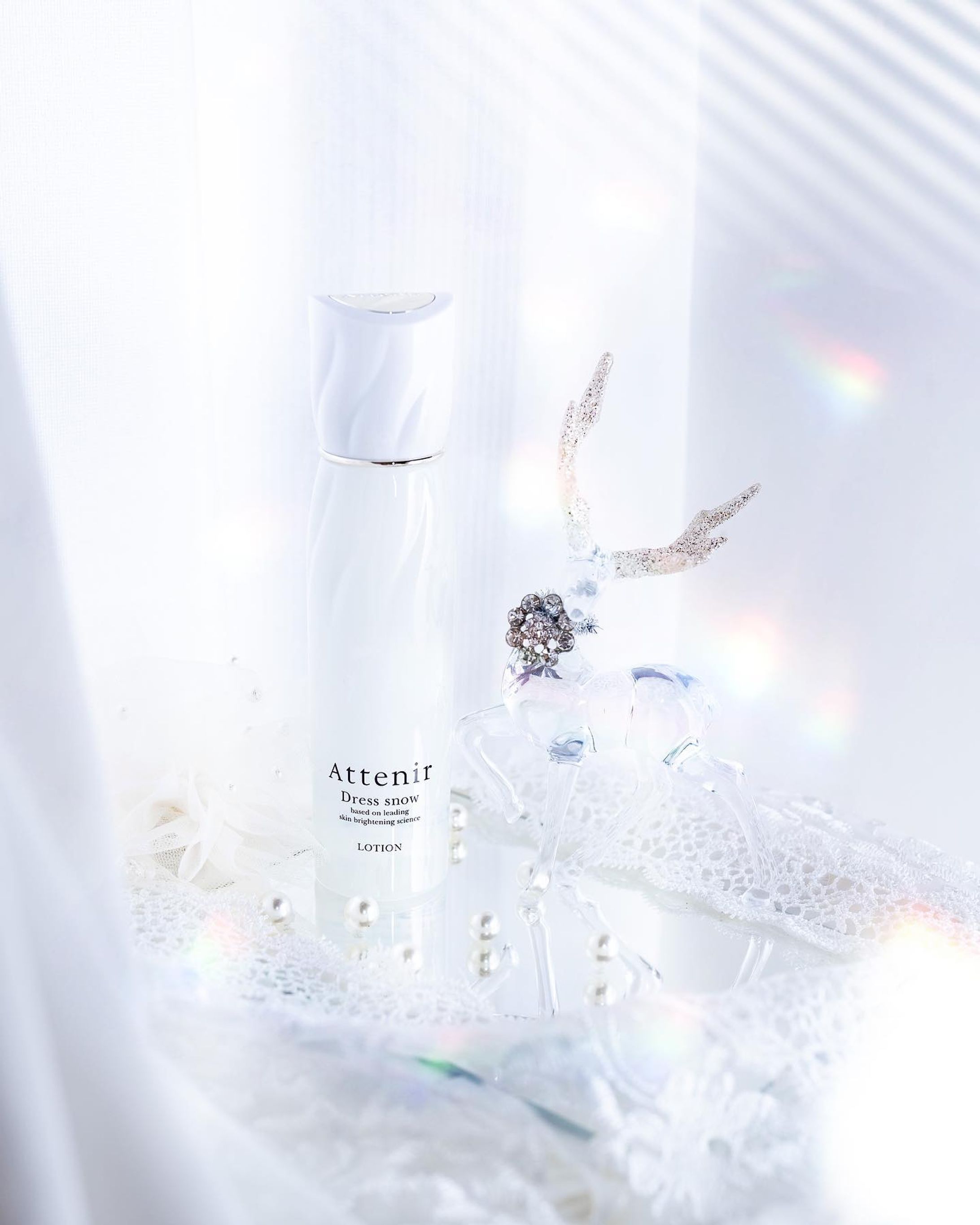 いつもいいね、コメント、DMありがとうございます❤︎
ガジェット、コスメ、他の投稿は→ @hana_yaya_m 
--------------------------------
大人の肌悩みに真逆のエイジングケア理論でアプローチしてくれる、

アテニアのドレススノーローション。

美白ケアとエイジングケアは全くの別物。
そんな先入観からわたしたちを解き放ってくれるアテニア。

美白とシワ改善のWケアが叶います。

とろみのあるテクスチャで、肌に乗せるとちゃんと浸透していきます。
肌がちゃんと受け入れてくれる。

ふかっともちっとした仕上がりになります。

これからの肌に期待を持たせてくれるエイジングケアラインでした❤︎

使い切るのが楽しみ！

#アテニア #ドレススノー #真逆のエイジングケア #エイジングケア専門ブランド #美白ケア #シワ改善 #PR #snapmart #商品撮影 #ブツ撮り #コスメ撮影-1