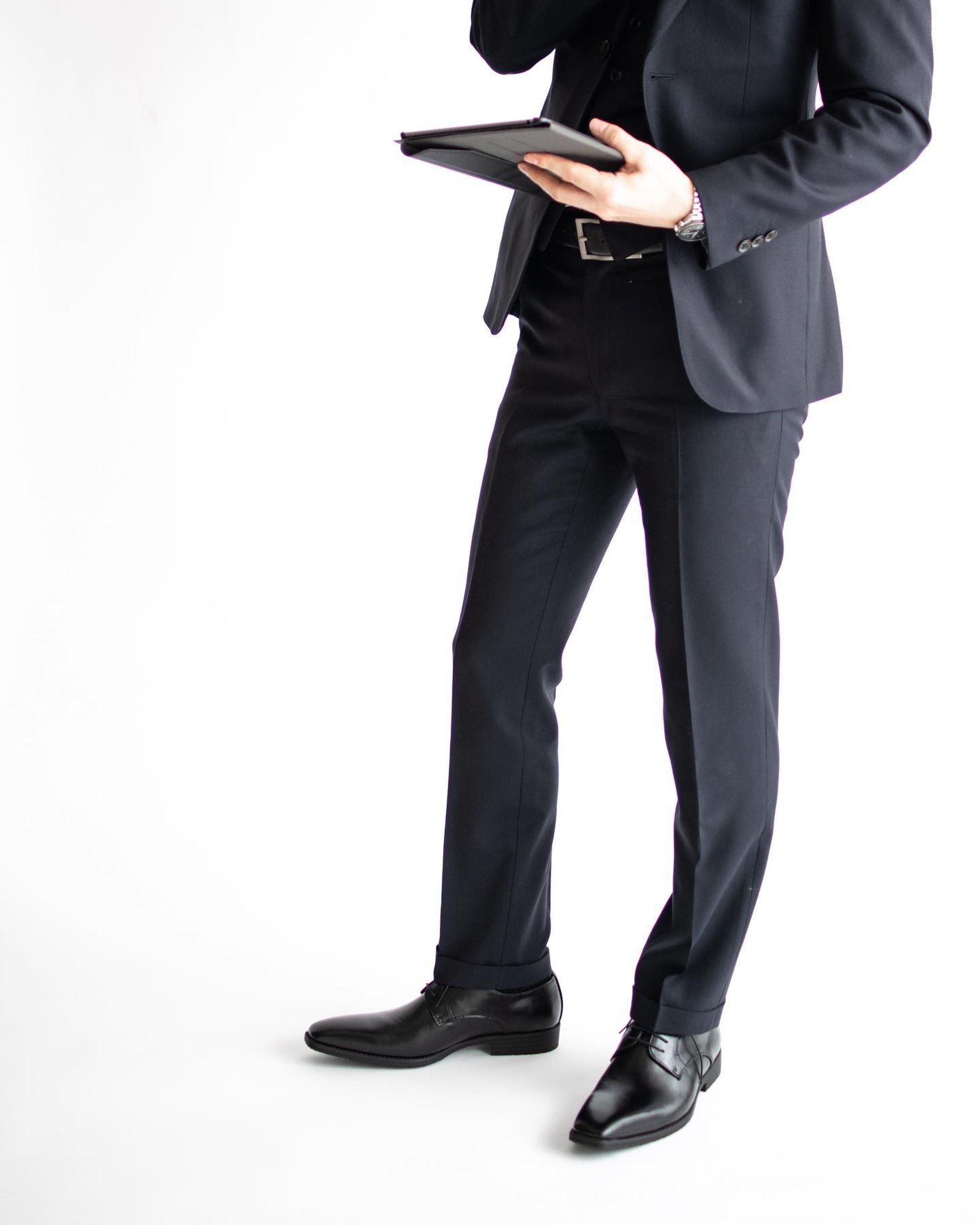 𖧷
𖧷𖧷𖧷
昨日仕事中に流したストーリーに、応援コメントをくれてすごく励まされたわたしです𓂃𓂂﻿
.
コロナになってからリモートワークばかりだけど、
在宅ワークではなくあくまでリモートワークなので
就業状況、PCの操作情報含め
常にリアルタイムで会社にリモートされてる中での繁忙期。
.
メンタルがだいぶやられているのですが
.
とても励みになりました😢
.
みなさんありがとう🥲
.
今週がんばれそう𓂃𓂂﻿
.
そして突如登場してもらったのは

仕事前の(もはや仕事中の)
旦那さん😂
.
@redtent_stores さんのビジネスシューズを旦那さんにプレゼントしました❤︎
.
仕事柄常に各地を飛び回っている旦那さん。
.
移動の負担にならないビジネスシューズってどんなのだろう？
っていうのが女性の私にはよくわからなかったのだけど、
.
こちらのシューズはフォーマルからカジュアルまで、
デザインが豊富でなにより信じられないくらいプチプラ。
.
なのに移動にも負担にならない軽さと柔らかさがあって
.
値段を知らなかった旦那さんもびっくりしてました🤭笑
(教えないでプレゼントおねだりすればよかったって割と本気で思ってる😇)
.
旦那さんへのプレゼントにもおすすめ❤︎
.
まずはオーソドックスなプレーントゥをチョイス。
.
私的にはこれが1番かっこよく見える❤︎
.
カジュアルあわせもとてもよかったのでまた登場するであろう旦那さんをあたたかく迎えてください𓂃𓂂﻿笑。
.
#レッドテント公式アンバサダー
#プレーントゥ #ビジネスシューズ #アンバサダー募集 #メンズファッション #オフィスコーデ #革靴 #オメガ #オメガスピードマスター #OMEGA #omegaspeedmaster #メンズコーデ #誕生日プレゼント-1