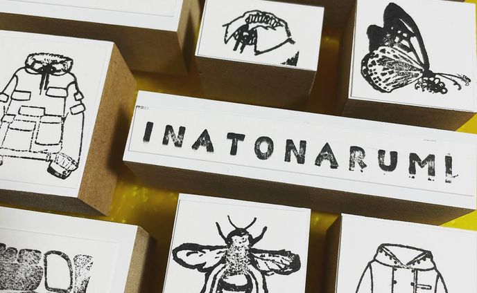 フリーメイクコーナーのオリジナルスタンプ。
ポストカードや巾着に押して、
オリジナルデザインを作りませんか？

12/04〜のポップアップで体験できます！

#熊本 #蔦屋書店 #蔦屋書店熊本三年坂 #popup #fashion #textile #fabric #illustration #展示 #installation
#コスチュームデザイナー #衣装デザイナー #テキスタイルデザイナー #stamp #スタンプ  #workshop #handmade #bug