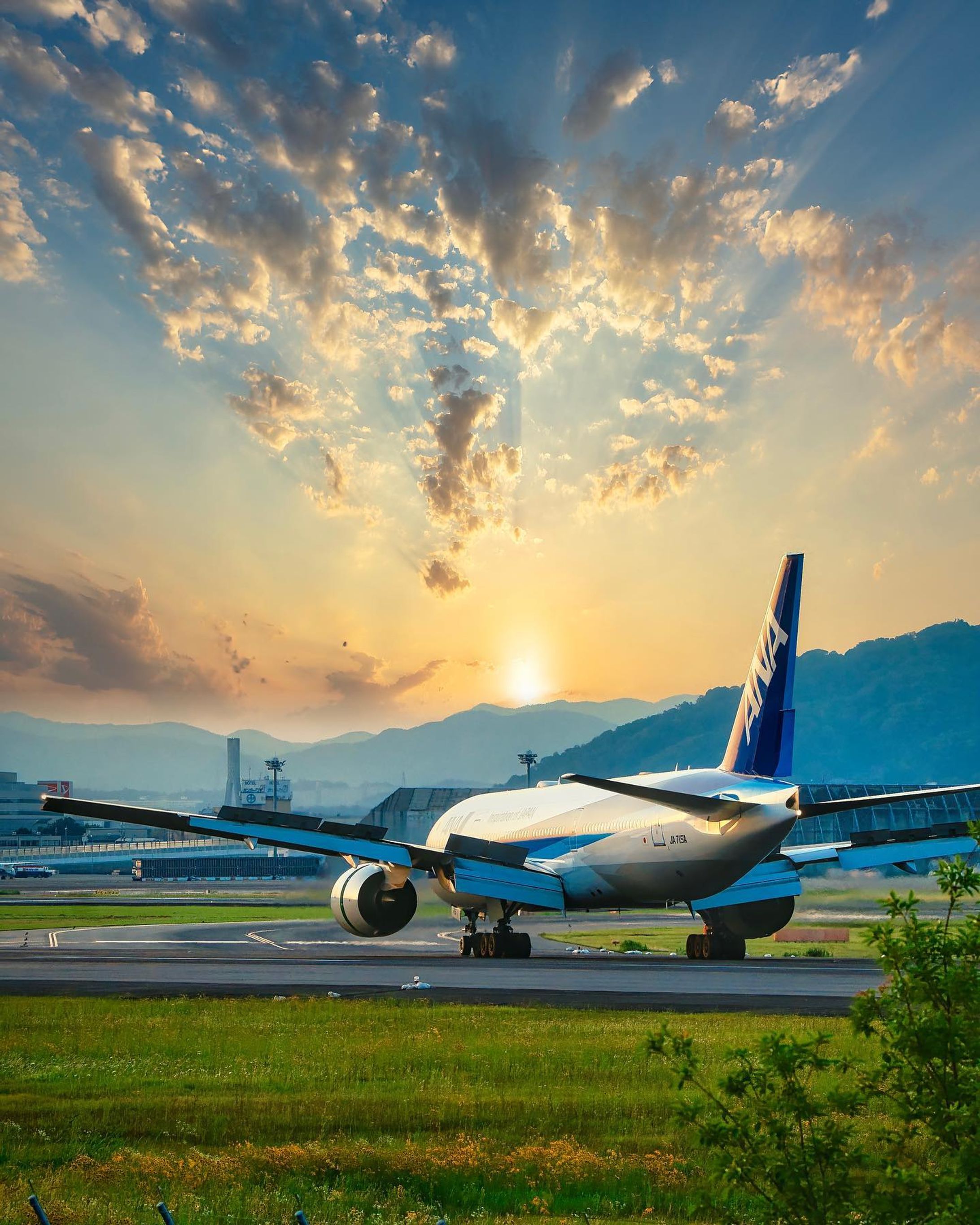 #飛行機撮影 

伊丹スカイパーク公式Instagram @skypark401 

ーーーーーーーーーーーー

ご覧頂きありがとうございます
気軽にフォローして貰えると嬉しいです！

Thank you for watching.
If you like it, please follow me.

▷ @takumapictures 

ーーーーーーーーーーーーーー

LOCATION：伊丹スカイパーク
CAMERA ：SONY a7Ⅳ
LENS：TAMRON E50-400 F4.5-6.3 A067
FE：100mm
ISO：1000
F値：F8
SS：1/400

撮影のご依頼はお気軽にDMで😊

#takumapictures 
#タクマピクチャーズ 
#伊丹スカイパーク 
#飛行機好きな人と繋がりたい 
#飛行機 
#飛行機写真 
#夕暮れ 
#風景写真 
#写真好きな人と繋がりたい 
#カメラ好きな人と繋がりたい 
#アニメのワンシーンのように 
#カメラ男子 
#カメラ女子 
#写真で伝えたい私の世界 
#ファインダー越しの私の世界 
#ファインダー越しの世界 

#japan #japantravel #japantrip #japanlife #japanphoto #japanstyle #japan_grate_view #japantravelphoto #japan_daytime_view #ana-1