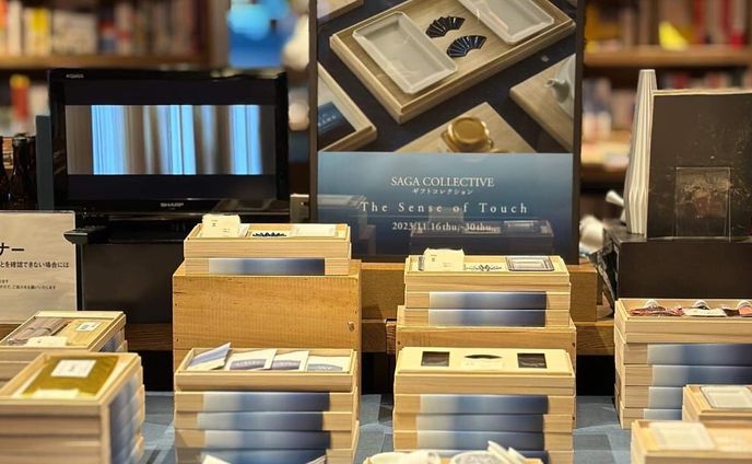 先月開催した代官山 蔦屋書店でのイベントレポートを公開しました！
　
　
以下、代官山 蔦屋書店ご担当者さまからの
メッセージの一部をご紹介します。
とても嬉しく励みになりました。
　
　
—
多くの人の関心事でありながらどう行動してよいのか分からない環境問題を分かりやすく切り口にして、地方の優良企業様の取り組み、おいしいもの、素晴らしい技術に自然に触れられることができる本当に素晴らしい企画でした。
—
　
　
レポートの内容は...
　
✦「海苔を主役に」の一声から始まった
新作コレクションの企画背景
　
✦国内外のクリエイターやデザイナーの方々から
好評だったディスプレイ・装飾
　
✦多様な年代、性別、国籍のお客さまからの声
　
✦私たちへの関心ワード
　逸品、希少性、身体にやさしい
　カーボンニュートラル
　
　
　
などなど、沢山の写真とともに
お届けしていますのでぜひご覧ください
https://saga-collective.com/daikanyamatsite2023_report/
　　
　
　　
@saga_collective 
@daikanyamatsutaya_travel 
@daikanyama.tsutaya 
　
　　
　　
#sagacollective #サガコレクティブ
#代官山蔦屋書店 #daikanyamatsutaya 
#イベントレポート 
#ギフト #贈り物 #プレゼント 
#TheSenseofTouch_SAGACOLLECTIVE
