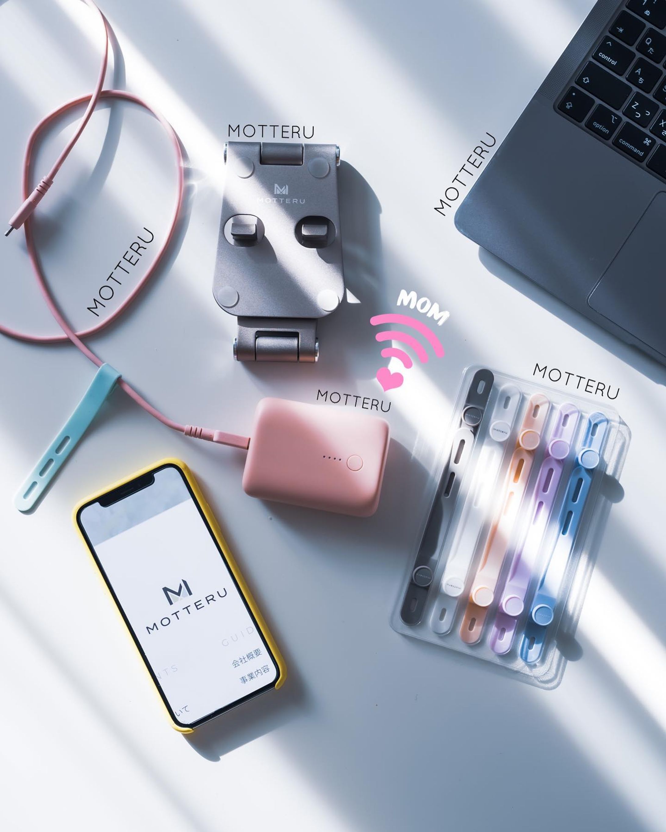 続々とおきゃわで有能なガジェットが揃ってきた。

持ち物は全部可愛い！が、
やっぱり嬉しいですよね。

iPhone13Pro Maxに機種変したのだけど、

出先でLightroomすることがとにかく多い私は
この急速充電できるモバイルバッテリーは手放せないし

このケーブルもぜんっぜん絡まらないしホコリつかなくて手放せないし

スマホスタンドも家中で使ってる。
これは一回使ったら、100円とかの軽めのスマホスタンドには絶対戻れない。

シリコンバンドもそこらじゅうで使うし
撮影中にも前ボケ止めとくのに使ってる←

ああかわいい・・・❤︎

@motteru_enjoy 

#モバイルバッテリー
#ガジェット女子 #急速充電 #ガジェット好き #ガジェット #ガジェット好きな人と繋がりたい #カメラ女子 #商品撮影 #スマホケース #アイフォンケース #iPhoneケース #晴れやかピンクpc #ユアマイスター #マカロンカラー #女の子ママ #旅行準備 #便利グッズ #充電ケーブル #置き画くら部 #mamagirl-1