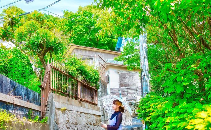 緑が綺麗な塩屋の通り道で一枚

モデル：Ririnさん @ririn_photo 

撮影のご依頼はDMでお願いします🙇🏻‍♂️

ーーーーーーーーーーーー

ご覧頂きありがとうございます
気軽にフォローして貰えると嬉しいです！

Thank you for watching.
If you like it, please follow me.

▷ @takumapictures 

ーーーーーーーーーーーーーー

MODEL：Ririnさん
LOCATION：塩屋町
CAMERA ：SONY a7Ⅳ
LENS：SONY FE24mm F1.4GM
FE：24mm
ISO：100
F値：F1.8
SS：1/2000

#takumapictures 
#タクマピクチャーズ 
#ポートレート 
#ポートレート女子 
#ポートレートモデル募集 
#ポートレートモデル 
#ジブリの世界 
#sonya7iv 
#風景写真 
#写真好きな人と繋がりたい 
#カメラ好きな人と繋がりたい 
#カメラ垢フォロバします 
#写真垢フォロバします 
#アニメのワンシーンのように 
#カメラ男子 
#カメラ女子 
#写真で伝えたい私の世界 
#ファインダー越しの私の世界 
#ファインダー越しの世界 
#キリトリセカイ 
#神戸写真部 
#関西写真部 
#神戸写真家サークル 

#landscape #landscapephotography #japan #japantravel #sel24f14gm gm #sonyfe24mmf14gm gm #alpha_newgeneration