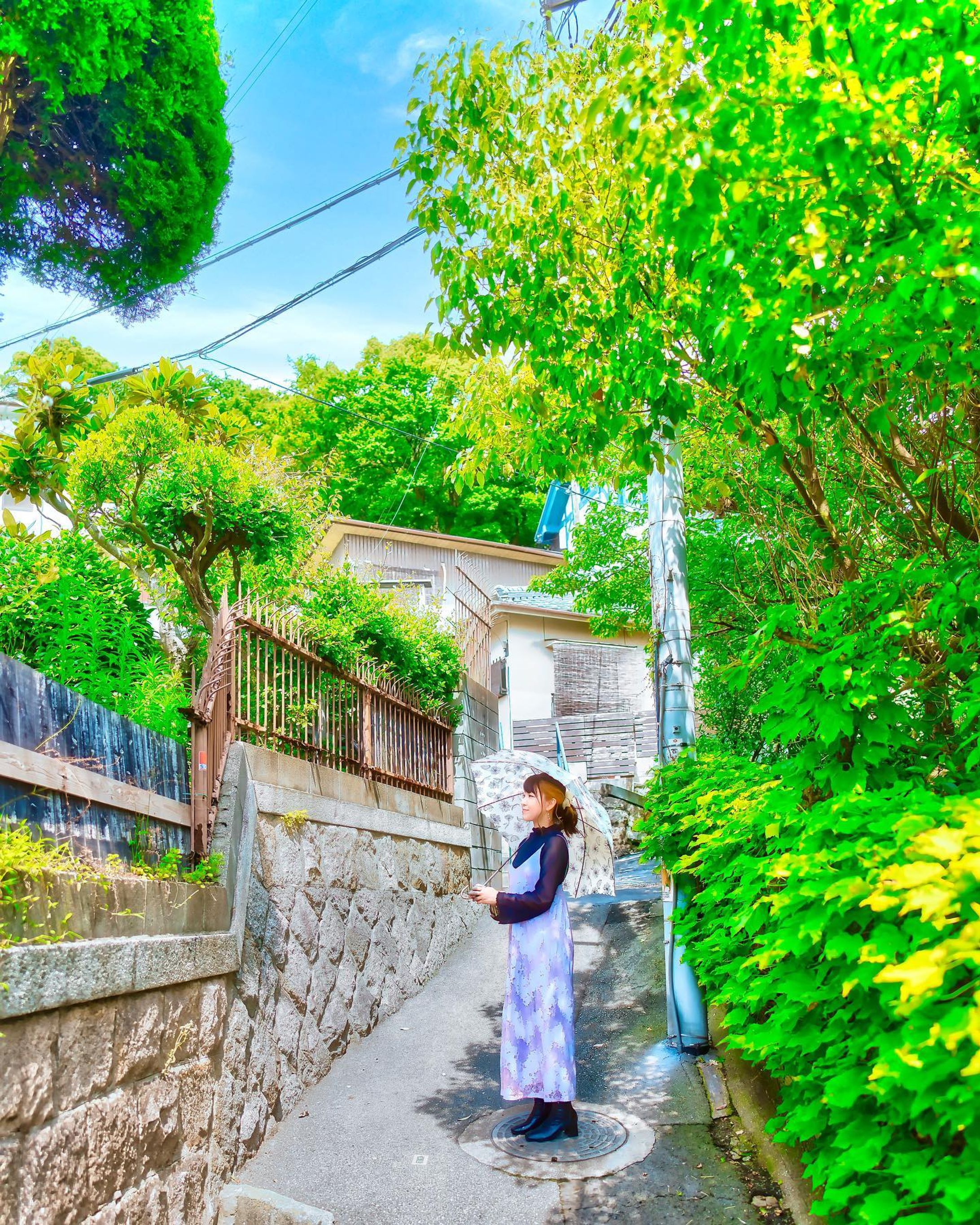 緑が綺麗な塩屋の通り道で一枚

モデル：Ririnさん @ririn_photo 

撮影のご依頼はDMでお願いします🙇🏻‍♂️

ーーーーーーーーーーーー

ご覧頂きありがとうございます
気軽にフォローして貰えると嬉しいです！

Thank you for watching.
If you like it, please follow me.

▷ @takumapictures 

ーーーーーーーーーーーーーー

MODEL：Ririnさん
LOCATION：塩屋町
CAMERA ：SONY a7Ⅳ
LENS：SONY FE24mm F1.4GM
FE：24mm
ISO：100
F値：F1.8
SS：1/2000

#takumapictures 
#タクマピクチャーズ 
#ポートレート 
#ポートレート女子 
#ポートレートモデル募集 
#ポートレートモデル 
#ジブリの世界 
#sonya7iv 
#風景写真 
#写真好きな人と繋がりたい 
#カメラ好きな人と繋がりたい 
#カメラ垢フォロバします 
#写真垢フォロバします 
#アニメのワンシーンのように 
#カメラ男子 
#カメラ女子 
#写真で伝えたい私の世界 
#ファインダー越しの私の世界 
#ファインダー越しの世界 
#キリトリセカイ 
#神戸写真部 
#関西写真部 
#神戸写真家サークル 

#landscape #landscapephotography #japan #japantravel #sel24f14gm gm #sonyfe24mmf14gm gm #alpha_newgeneration-1