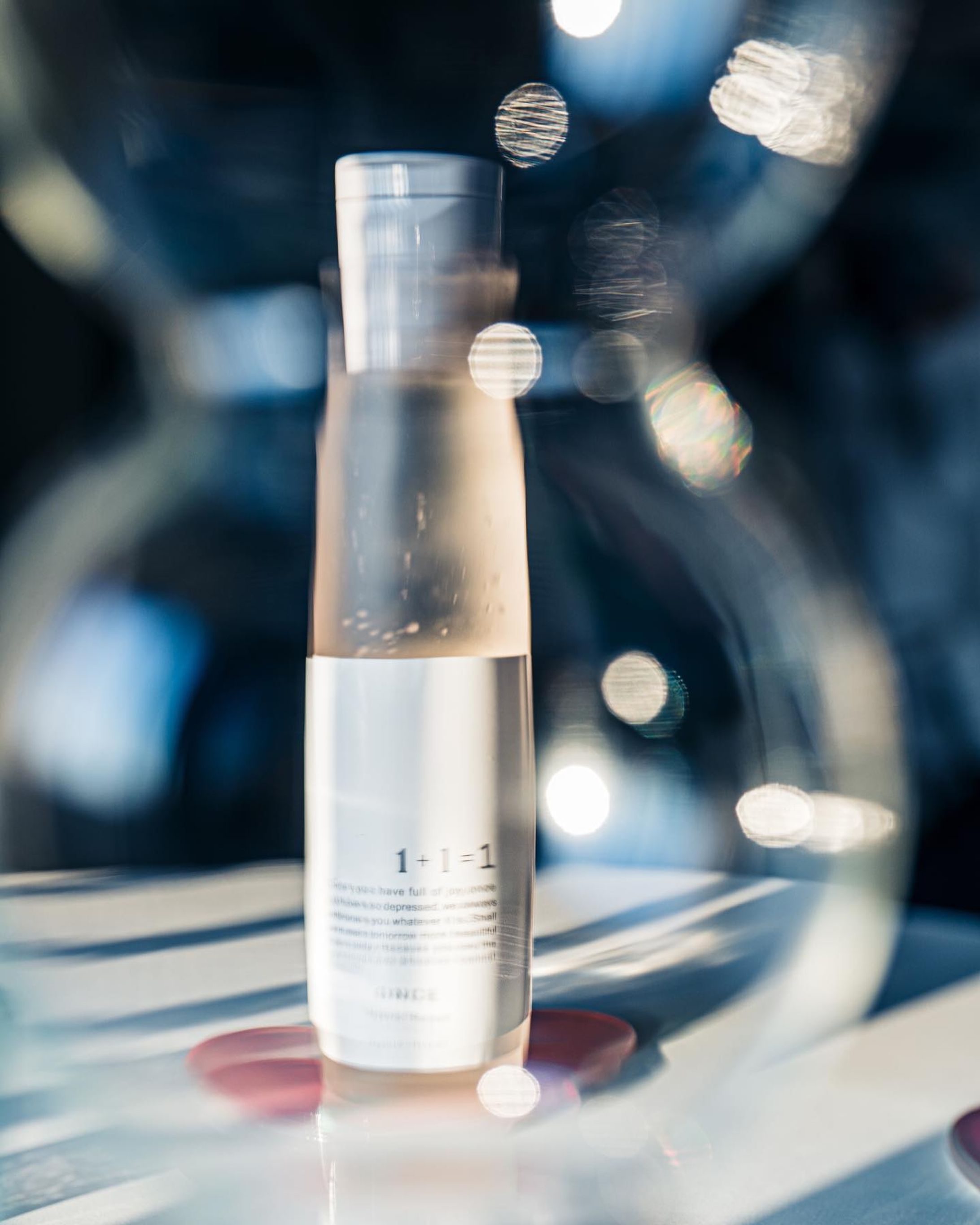 みんなコレ！っていうヘアケアって決まってるのかな・・・？

産後、年齢と共にかもしれないけど

髪質や肌質の変化を感じてヘアケアジプシーになりがちな私。

泡でパックするオールインワンシャンプーを使ってみました◡̈♥

☑︎ ONCE Hybrid Repair

スタイリスト専売ブランド『ONCE』
@once.wenew 

余分なものだけ落として、潤して、スタイリングしやすい髪へ導いてくれるシャンプー🧴
.
ノンパラベン、ノンシリコンはもちろん、8つの無添加で敏感肌にも優しいです。
.
シャンプーの泡を、洗い流す前に3分置いてシャンプー自体の成分を髪や頭皮に浸透させるタイプ。

このタイプ自体は初めてじゃないんだけど

オールインワンは初めて！

トリートメントしないことにだいぶドキドキしたんだけど、
軽やかな仕上がりでした❤︎
.
あと香りがユニセックスで男性も使いやすいので、

今度は旦那さんと一緒にもう少し使い続けてみようと思って！
先輩の美容師さんにいつも力説されるんだけど、薄毛を予防するにはね、いいシャンプーと100%乾かして雑菌の繁殖を防ぐことが何よりの大事だそうですよ・・・！😳

Amazonペイでお支払いできるのが私は地味に嬉しい😂
.
良かったらチェックしてみてください❤︎

#プロモーション #イチタスイチ #ハイブリッドリペア #once #スタイリスト共創 #スタイリスト専売品-1